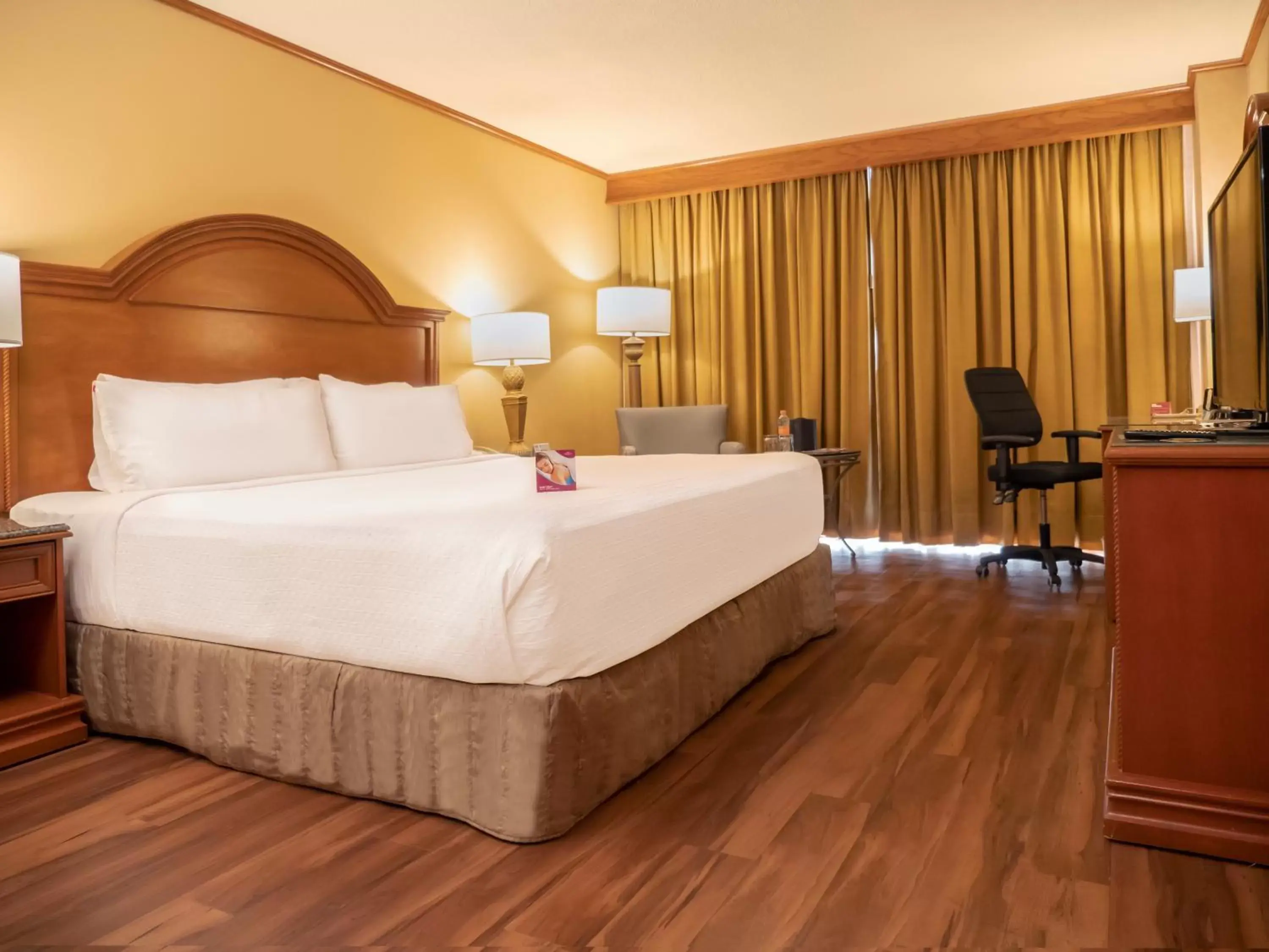 Bedroom, Bed in Crowne Plaza Hotel Monterrey, an IHG Hotel