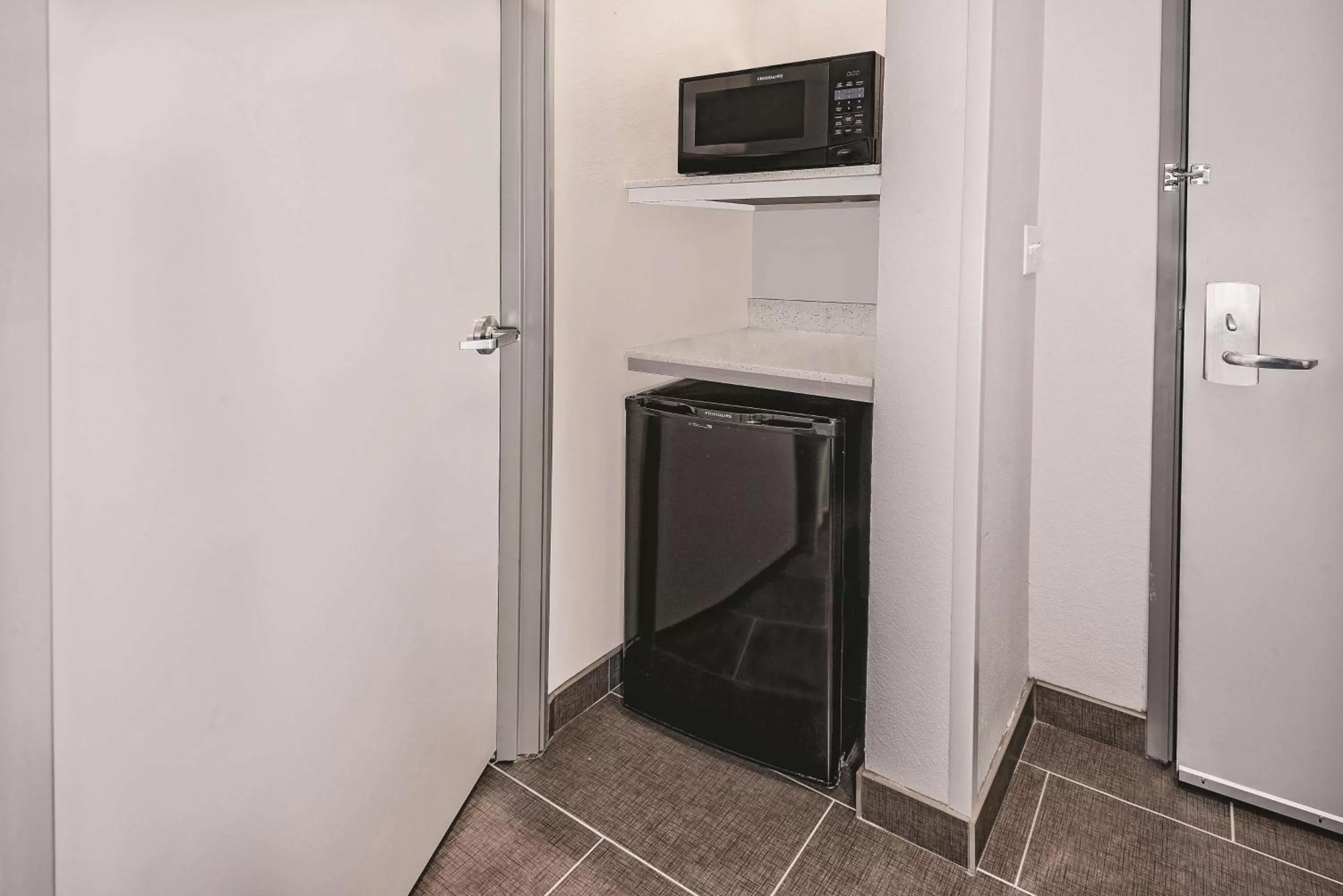 Photo of the whole room in La Quinta by Wyndham Dallas Grand Prairie North