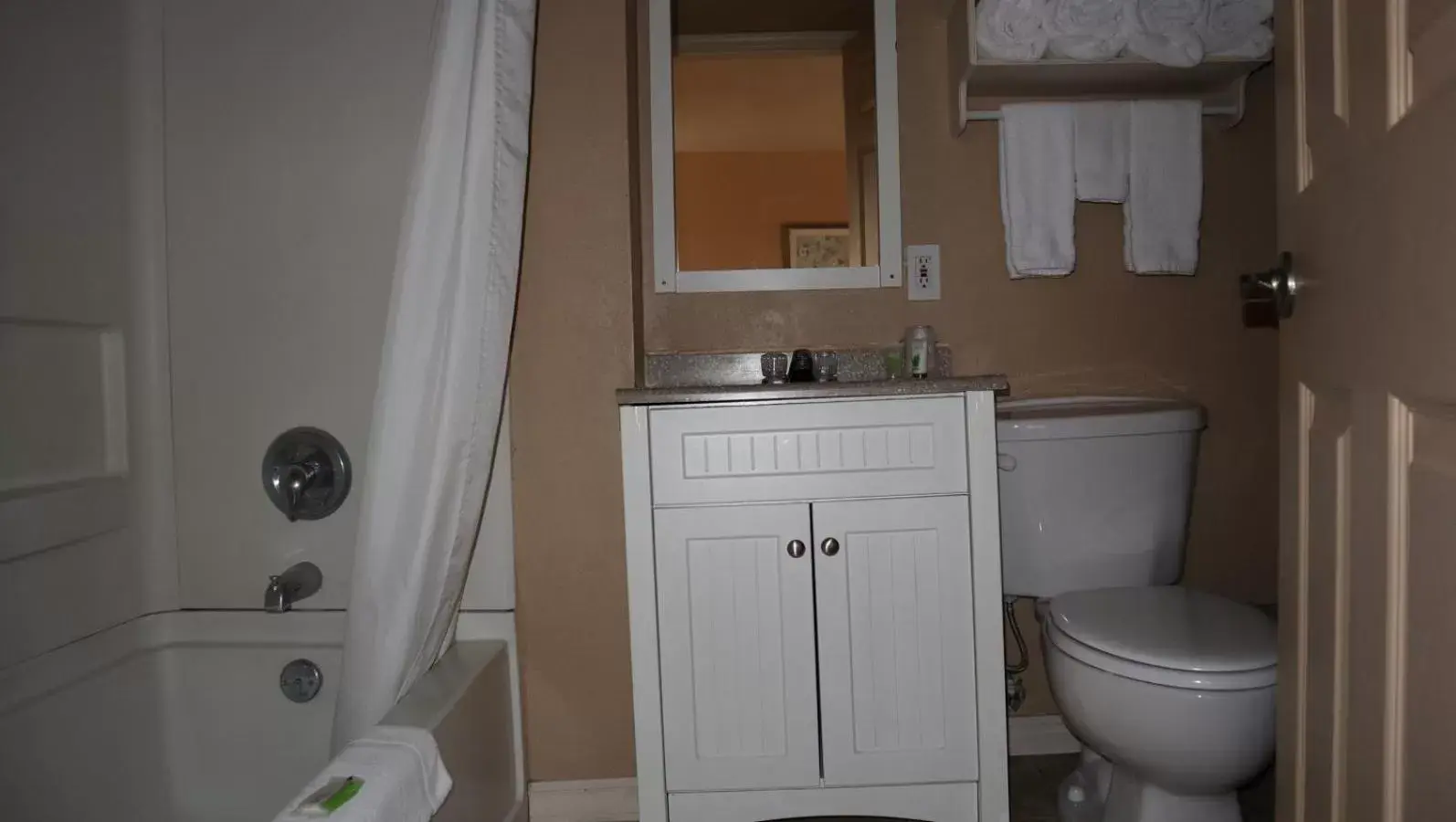 Toilet, Bathroom in Oregon Trail Inn