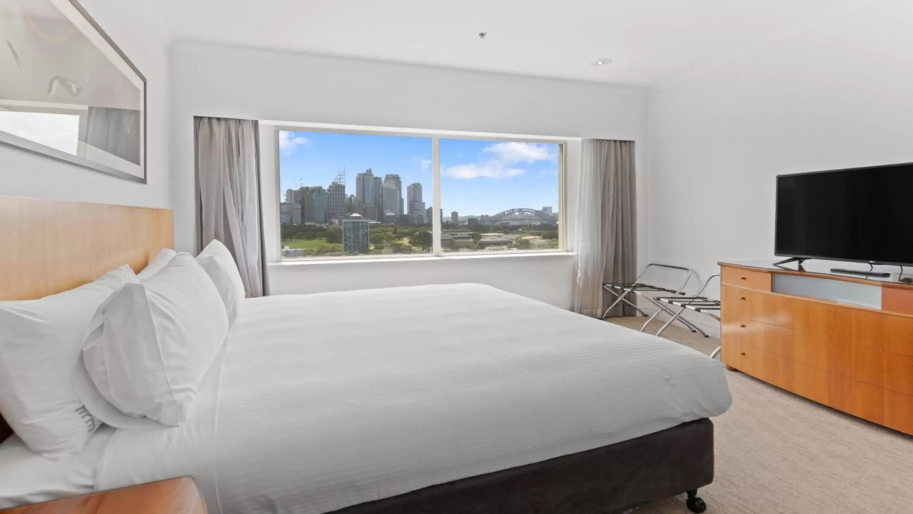 Photo of the whole room, Bed in Holiday Inn Sydney Potts Point