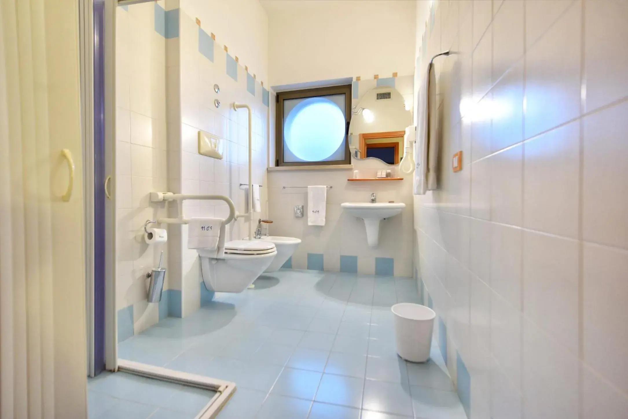 Shower, Bathroom in Hotel d'Altavilla