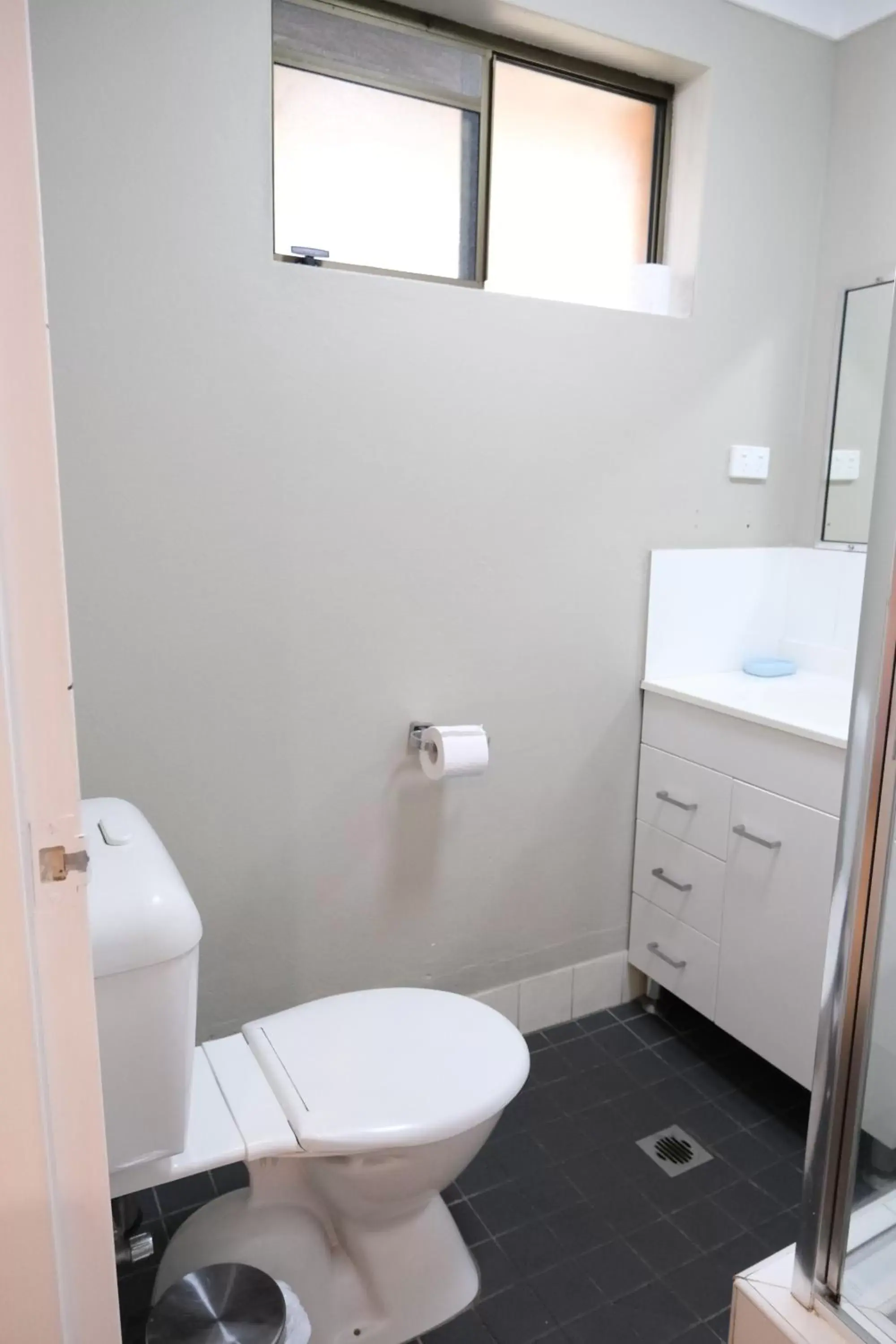 Toilet, Bathroom in Sapphire Palms Motel