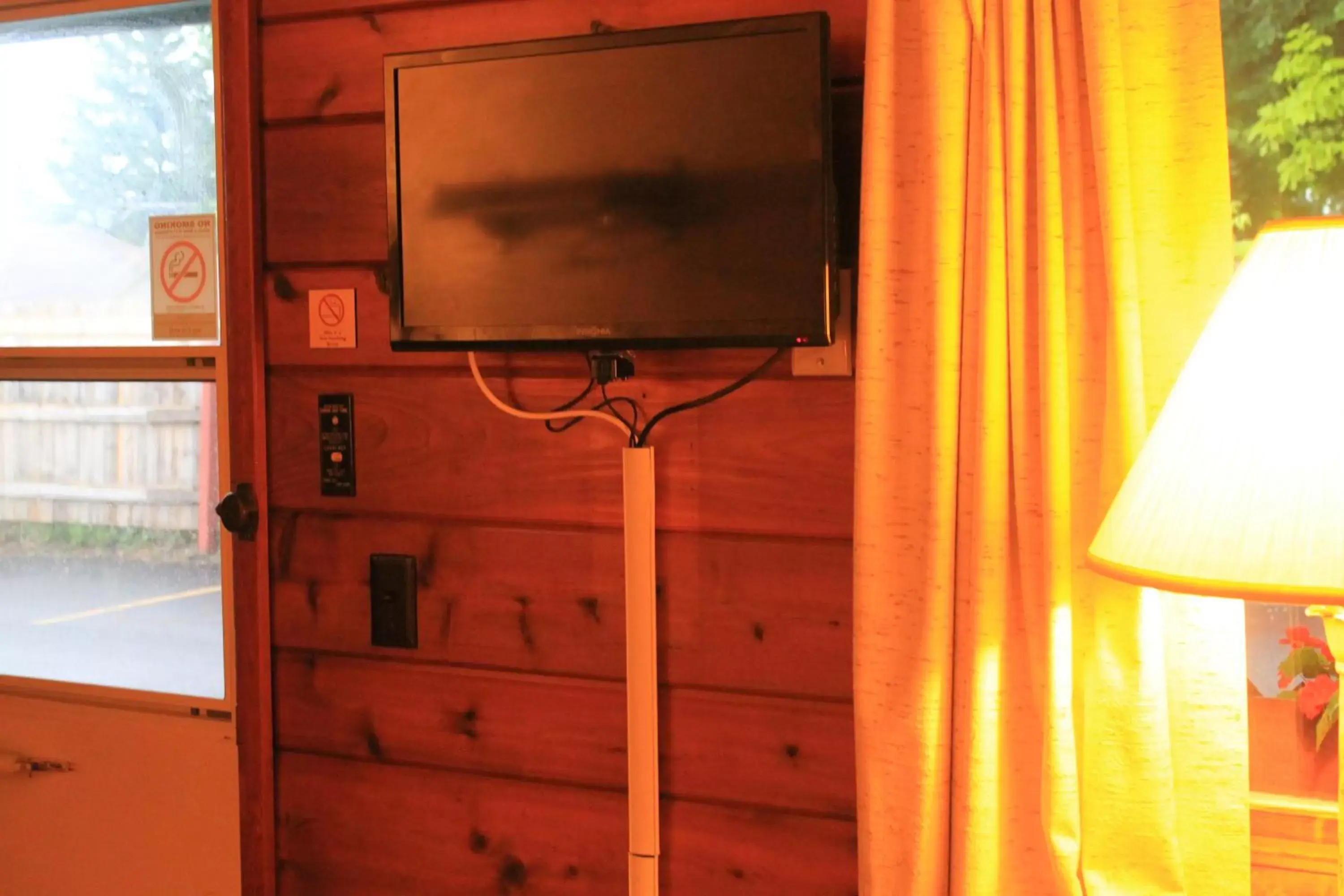 TV and multimedia, TV/Entertainment Center in Chateau Lodge
