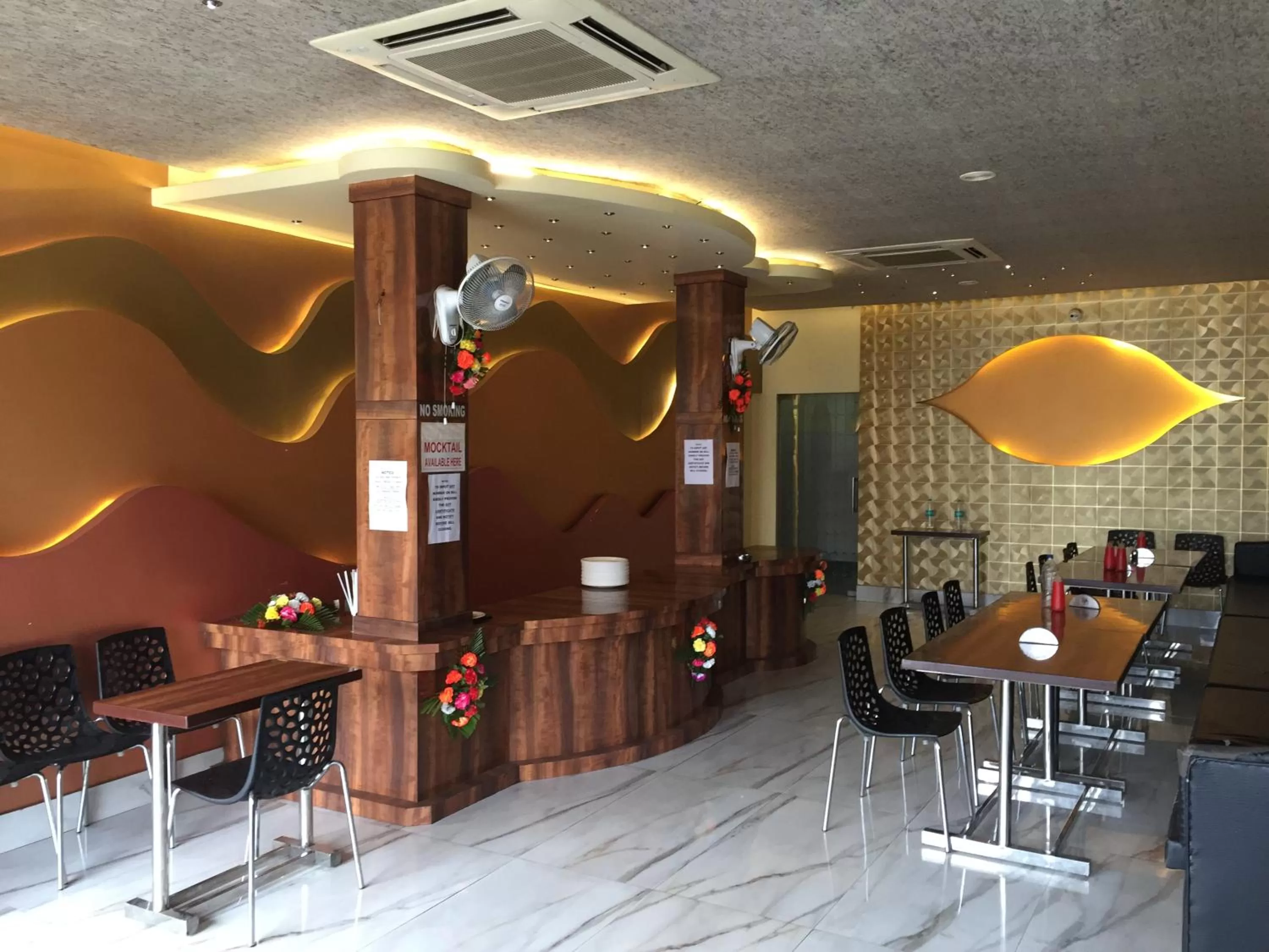 Restaurant/places to eat in Hotel Samrat