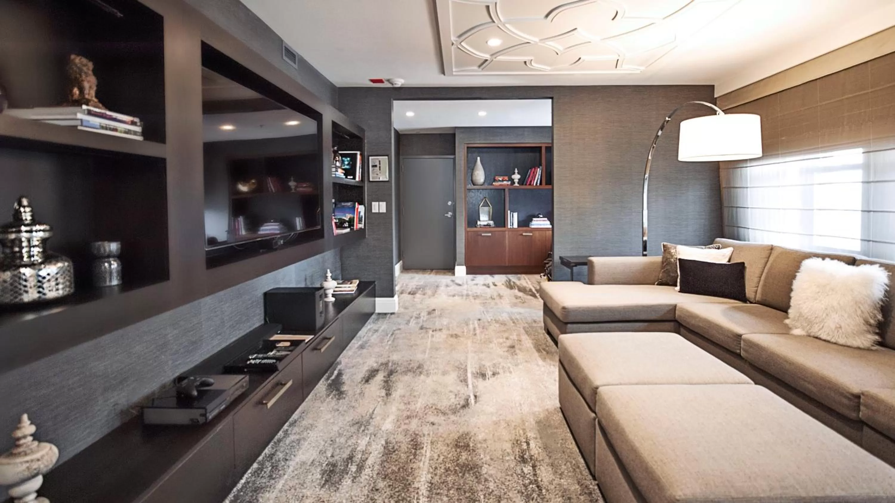 Bedroom in InterContinental Chicago Magnificent Mile by IHG