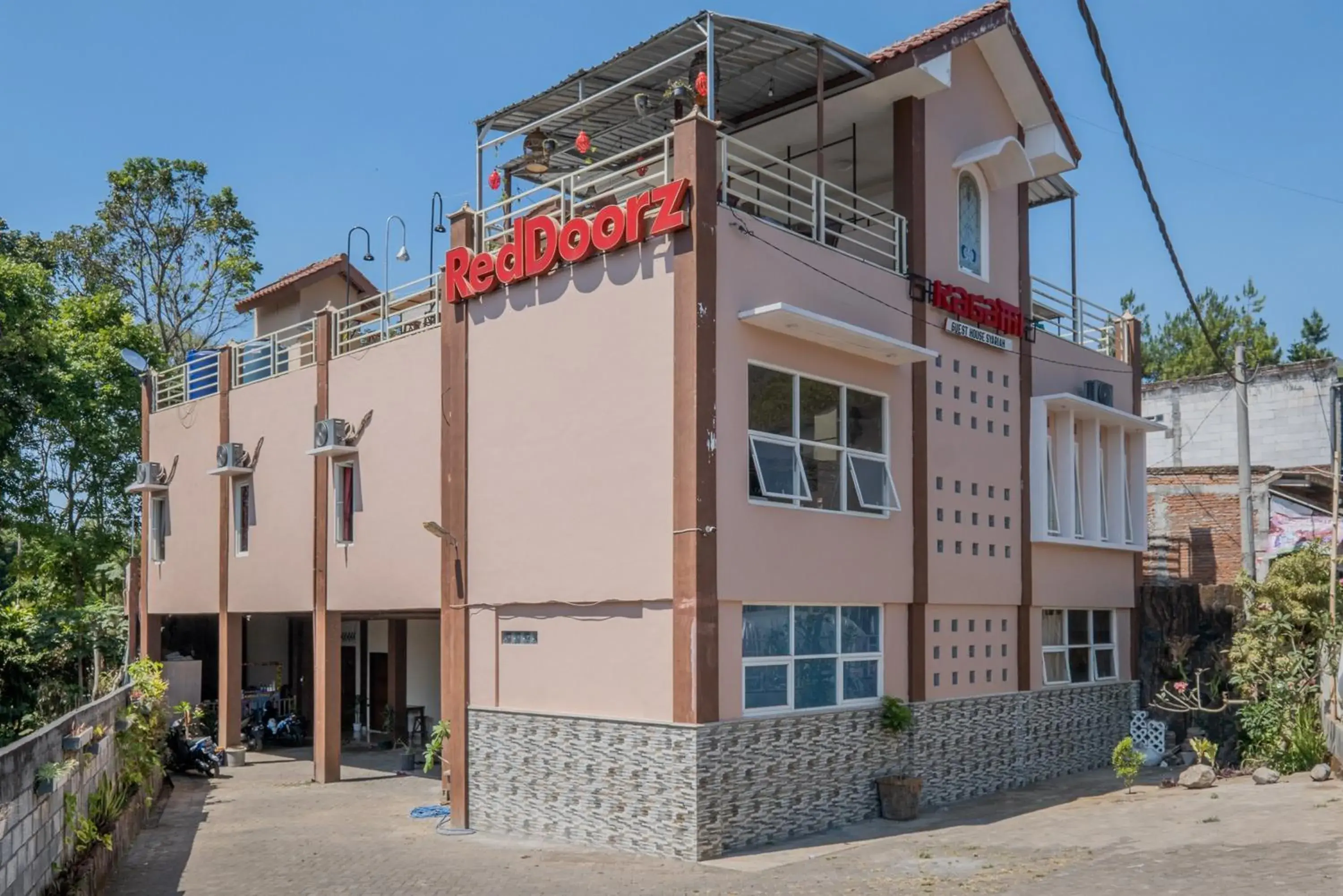 Property building in RedDoorz Syariah near Batu Night Spectacular Property building in RedDoorz Syariah near Batu Night Spectacular