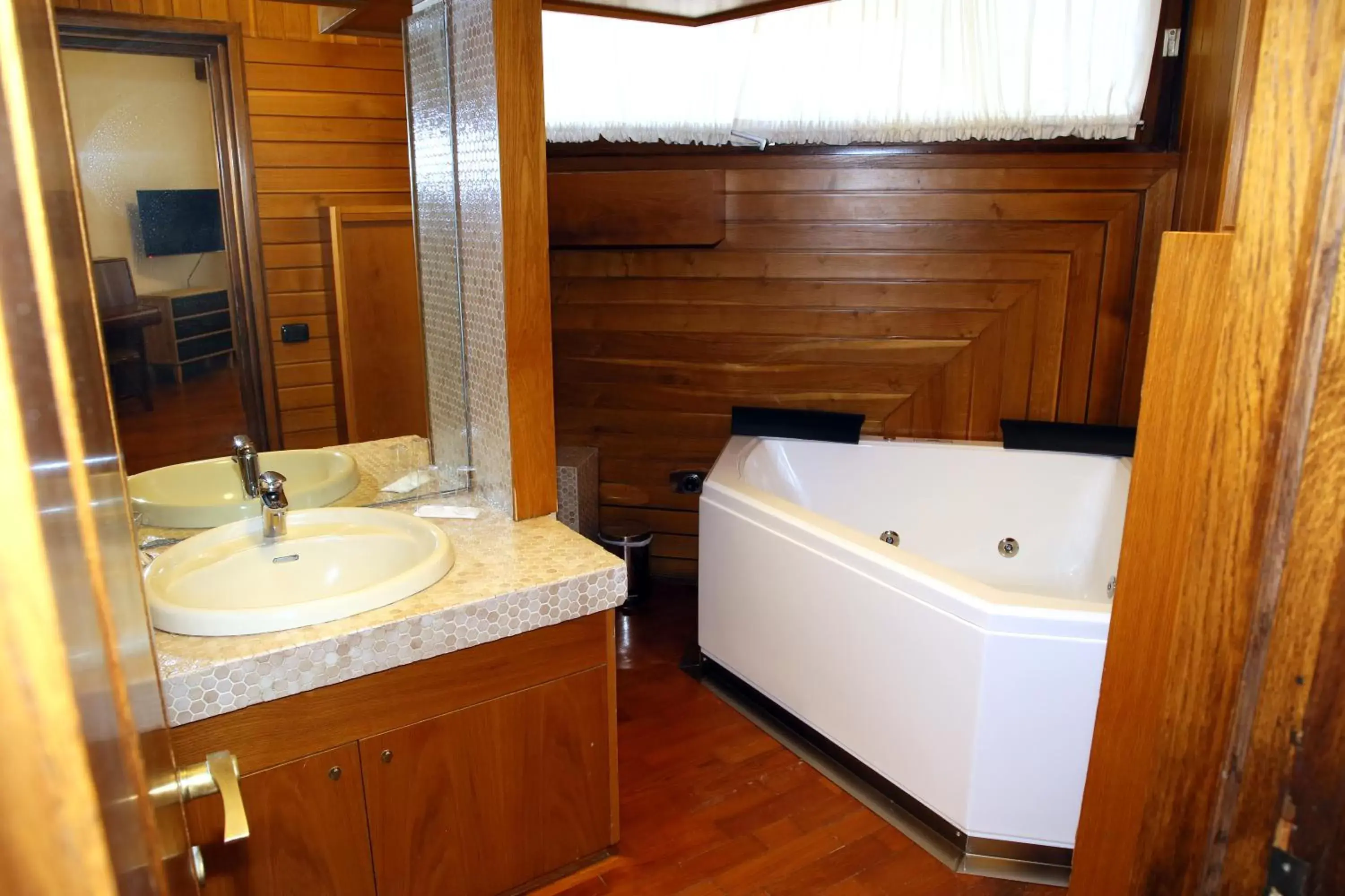 Bathroom in paradise suite