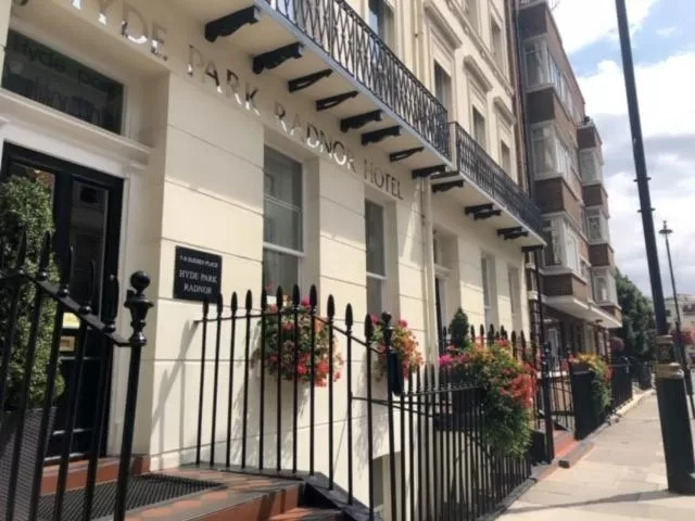 Property building in Hyde Park Radnor Hotel B&B