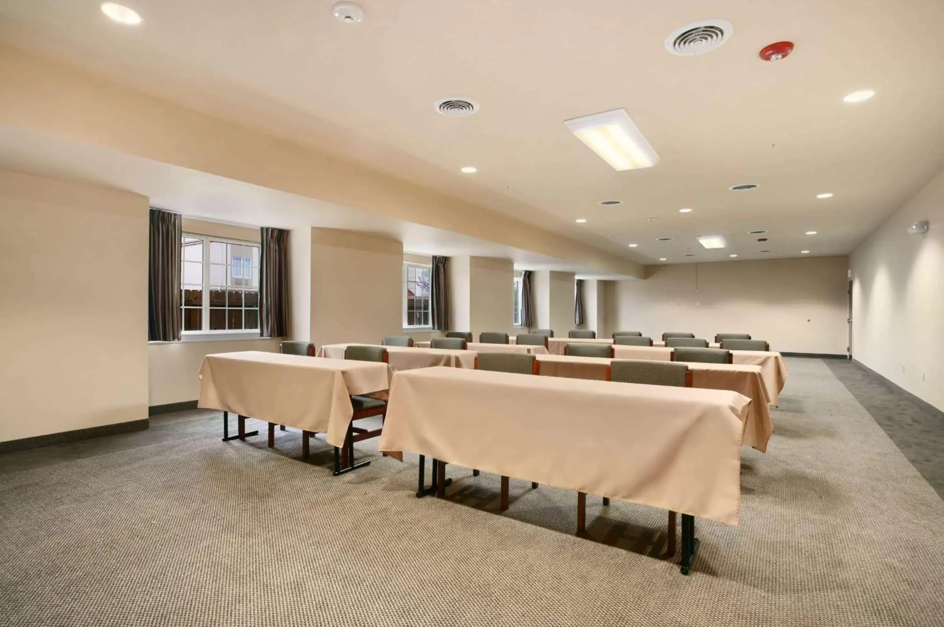 Meeting/conference room in Microtel by Wyndham Bentonville