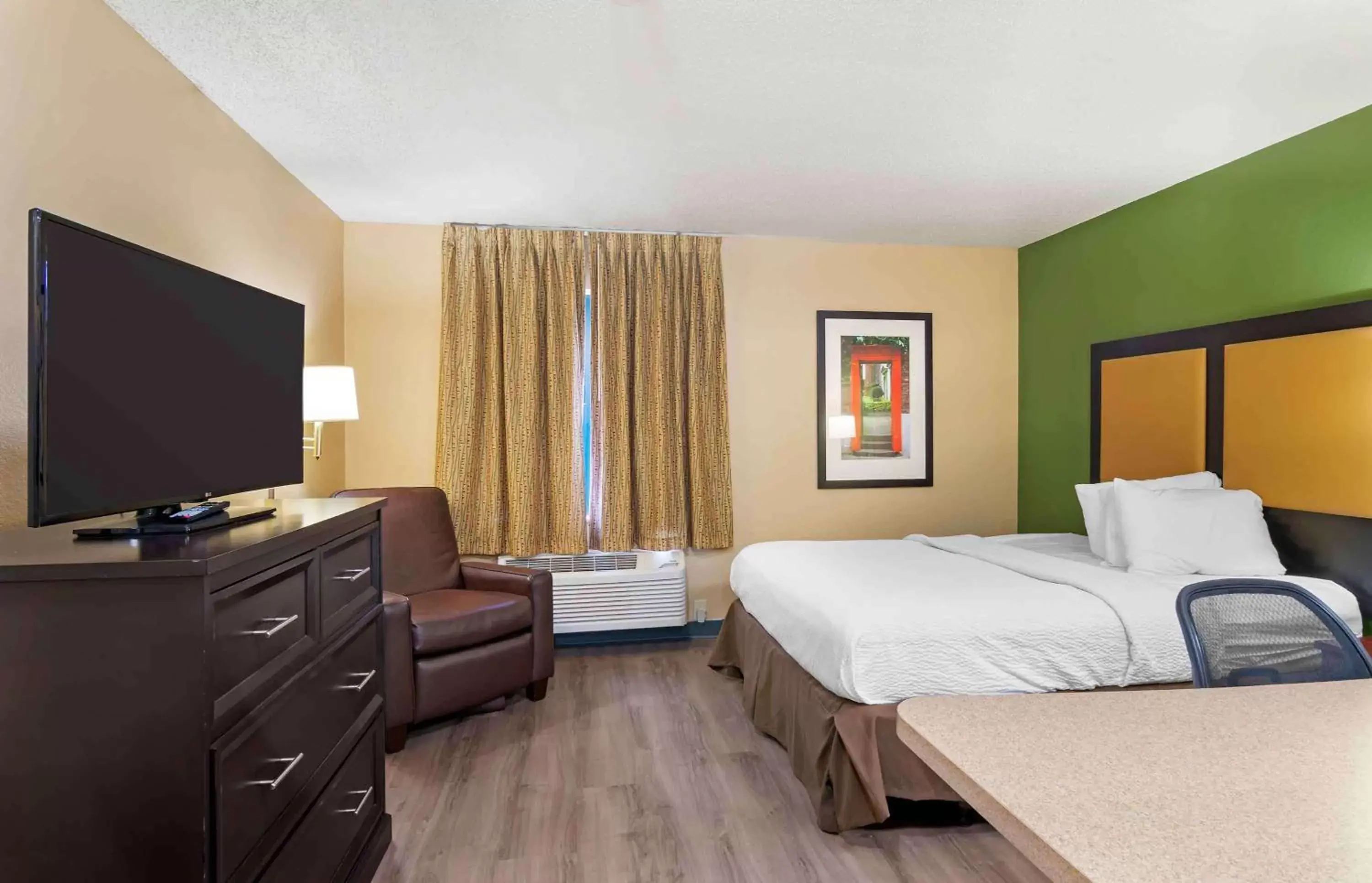 Bedroom, Bed in Extended Stay America Suites - Kansas City - Airport