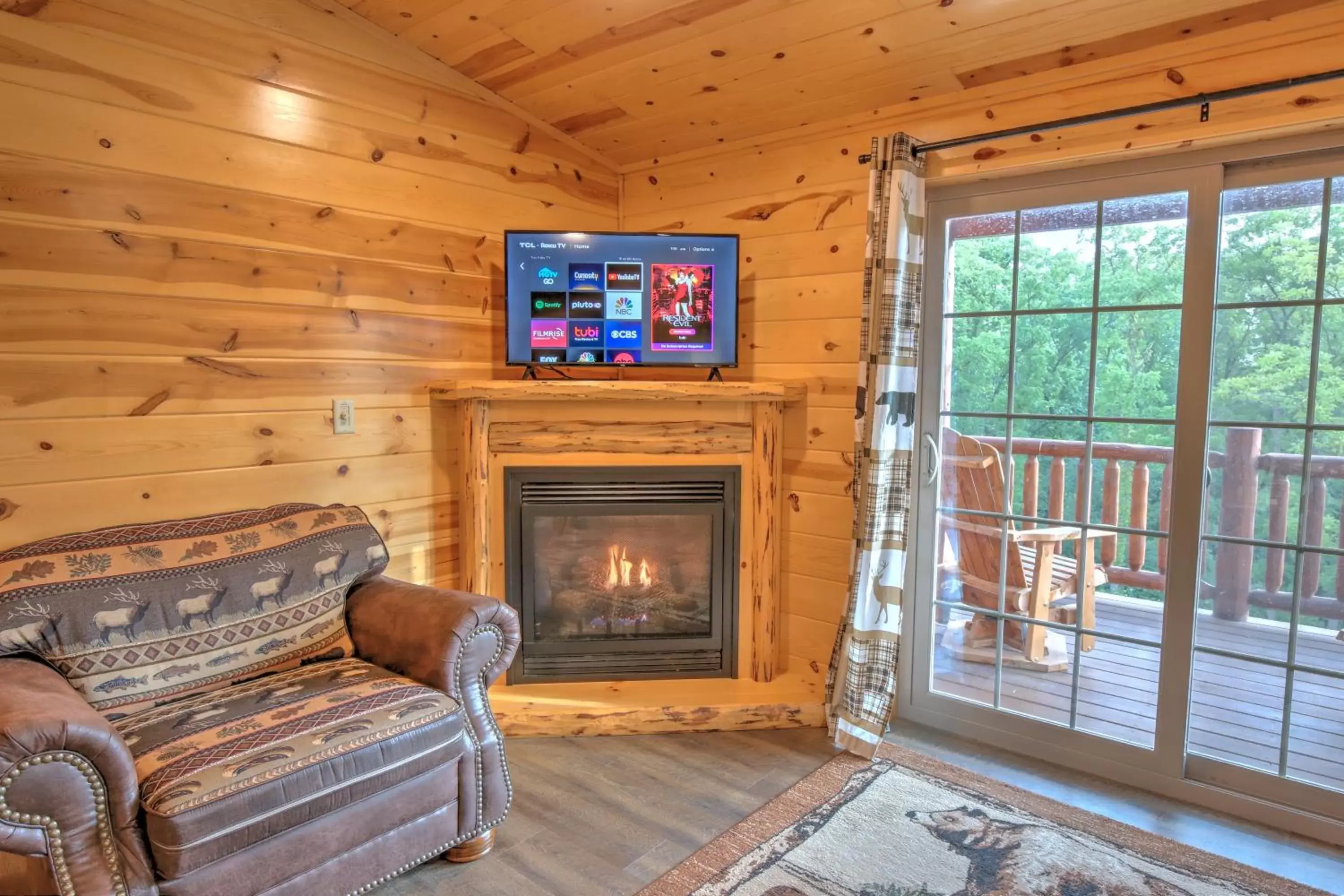 Communal lounge/ TV room, Seating Area in Blessing Lodge by Amish Country Lodging