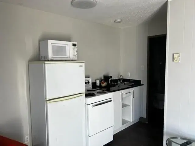 Kitchen/Kitchenette in Super 8 by Wyndham Penticton