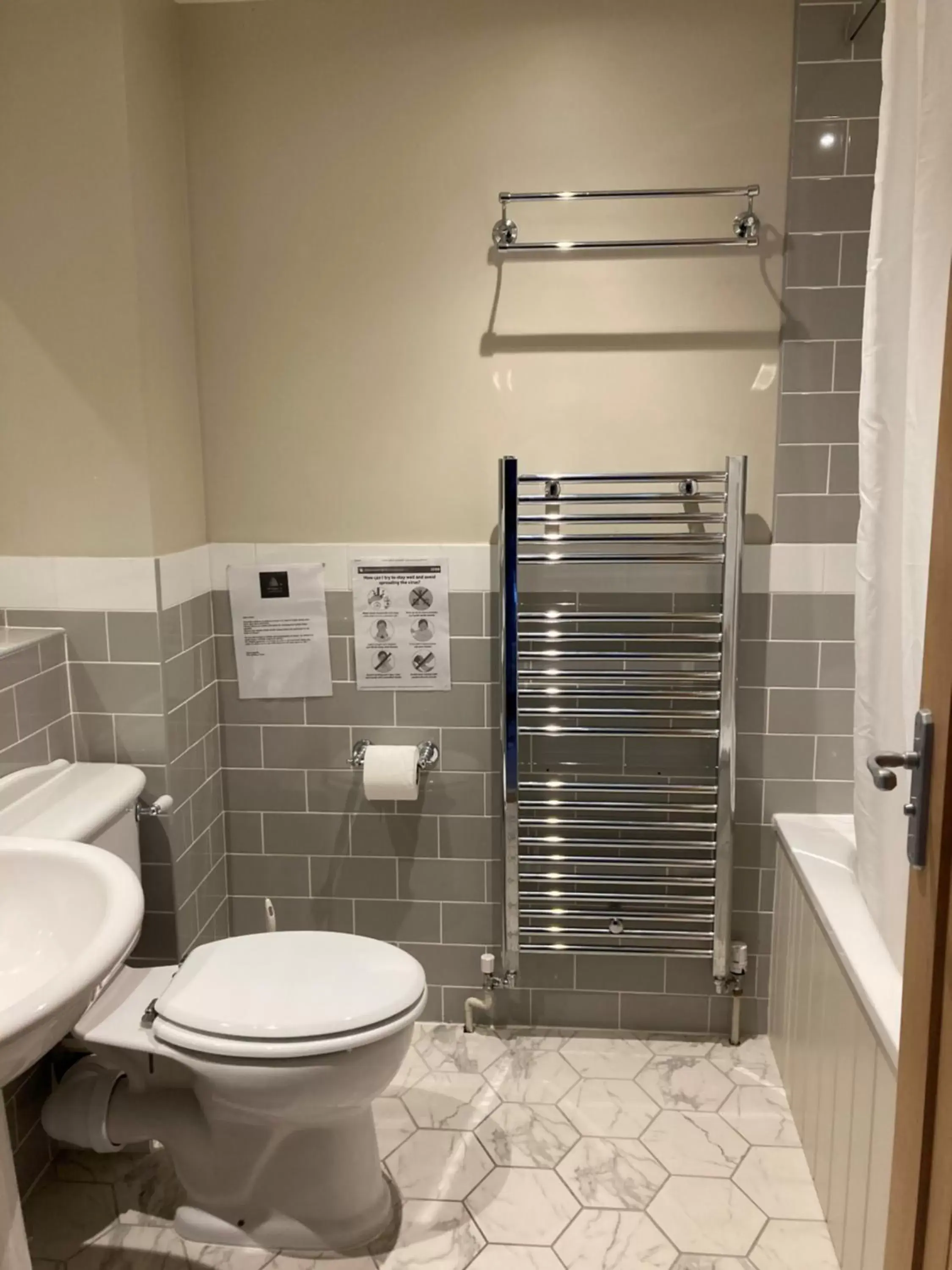 Toilet, Bathroom in The Galleon Inn