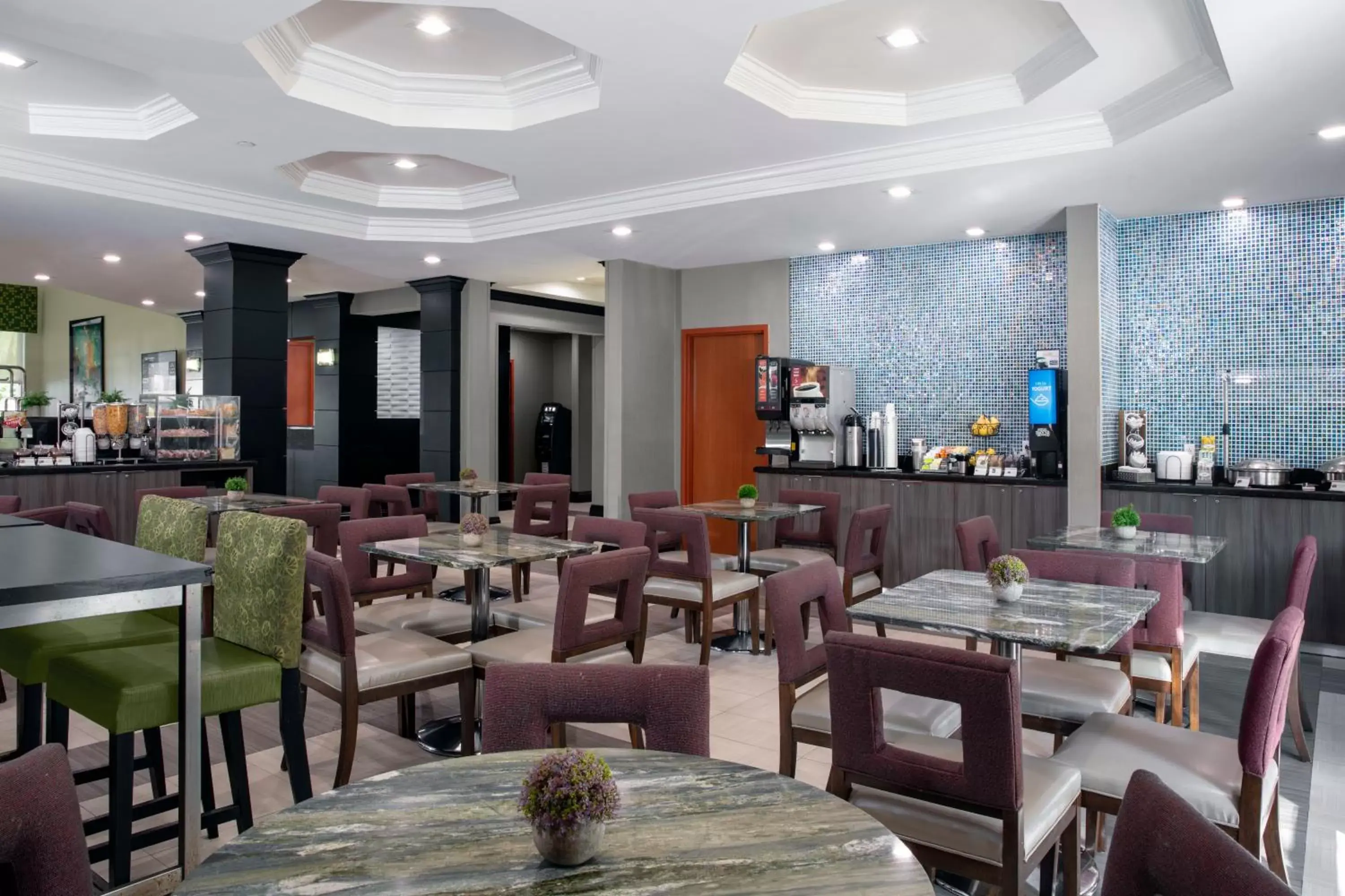 Lobby or reception, Restaurant/Places to Eat in Best Western Plus Miami-Doral/Dolphin Mall