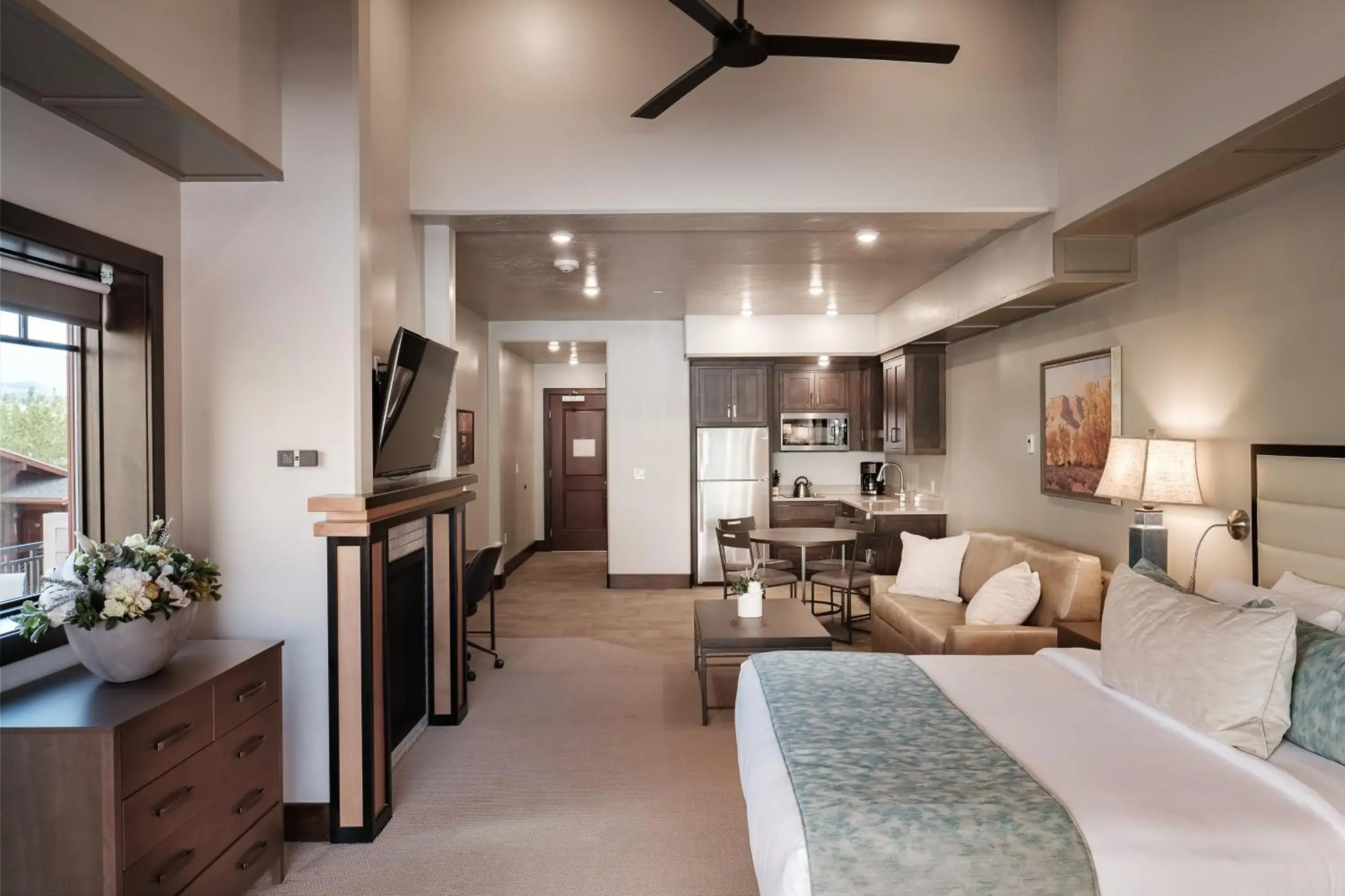 Kitchen or kitchenette, Seating Area in Cable Mountain Lodge