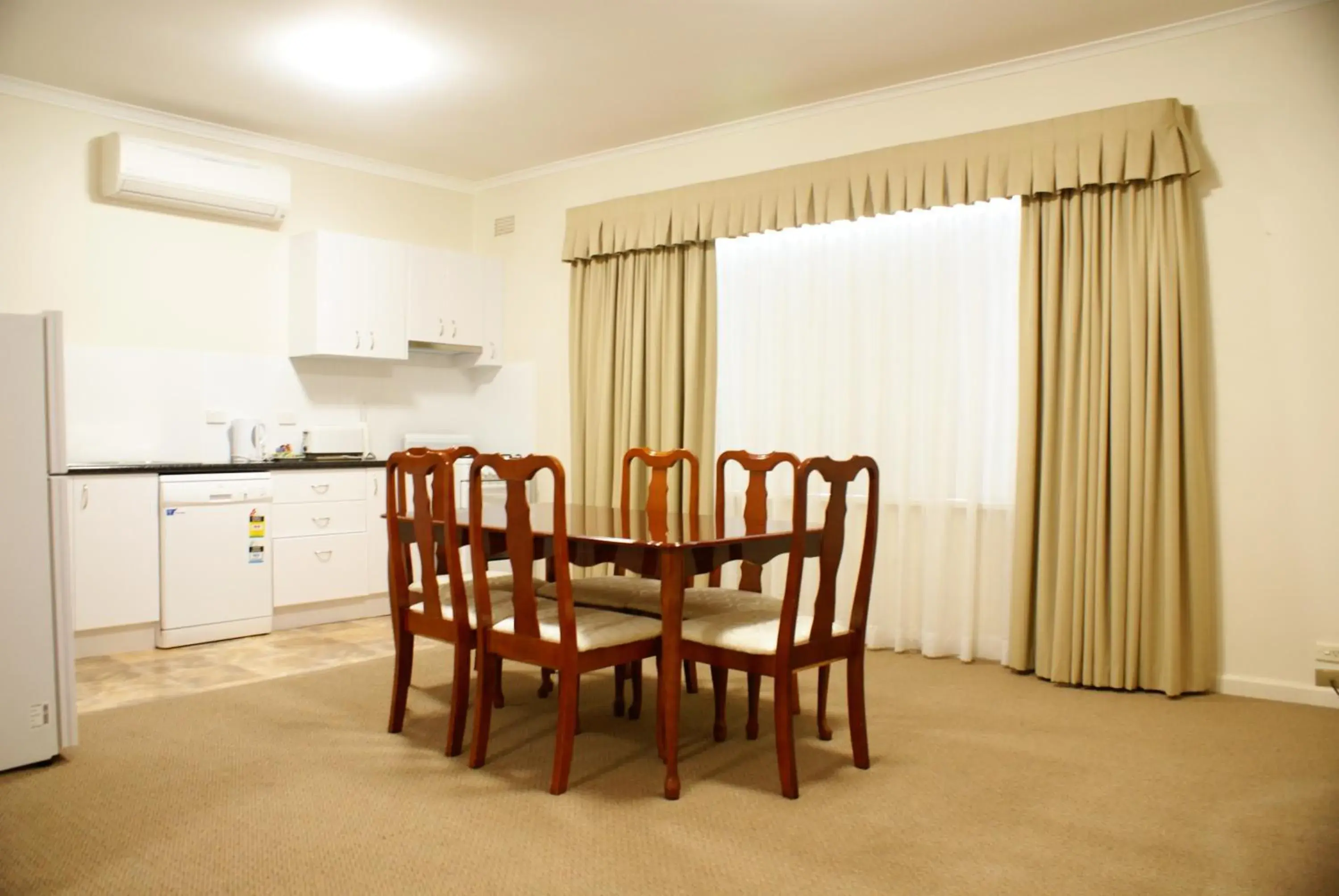 Kitchen or kitchenette, Dining Area in Country Lodge Motor Inn