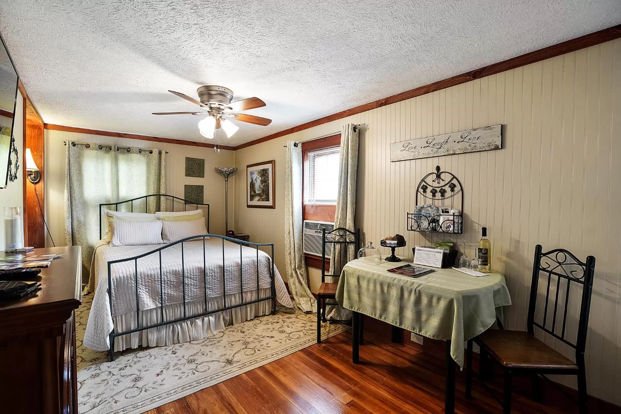 Bed in Hocking Hills Inn