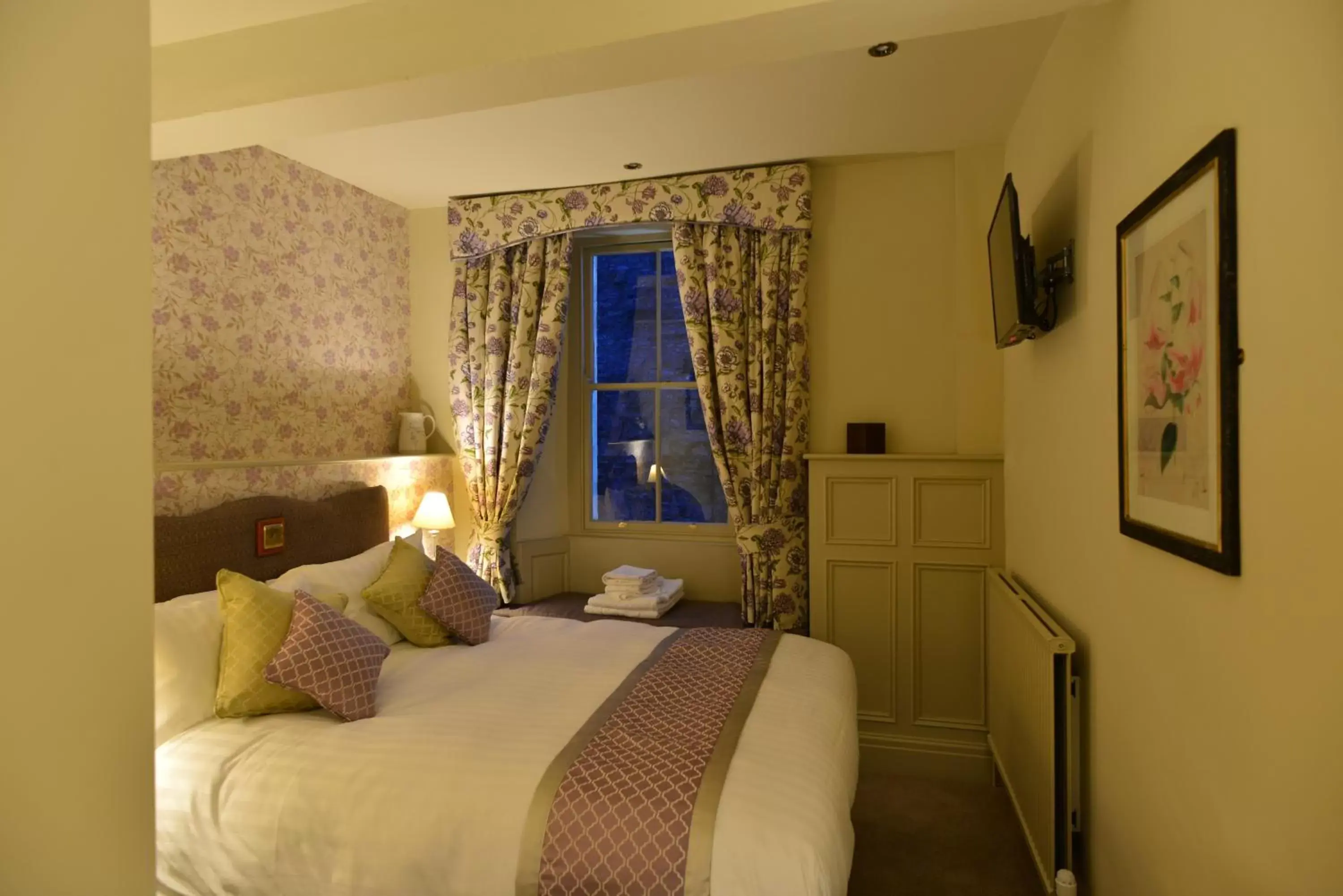 Photo of the whole room, Bed in The Devonshire Grassington