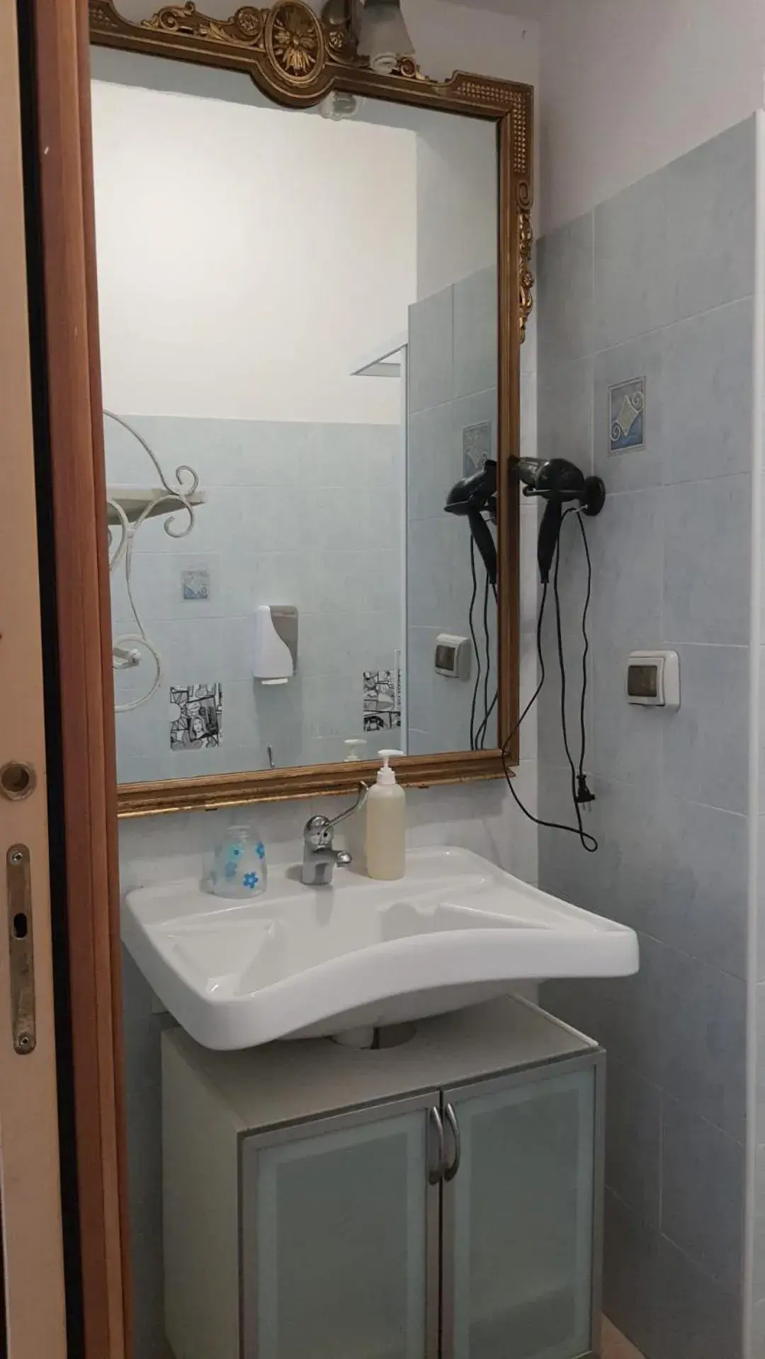 Bathroom in Albergo Avalon
