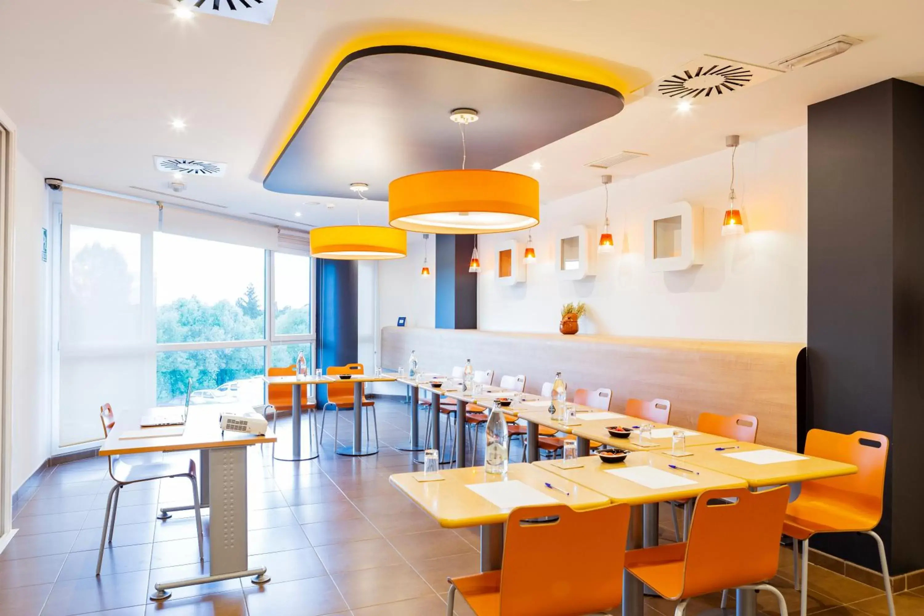 Meeting/conference room, Restaurant/Places to Eat in Ibis Oviedo