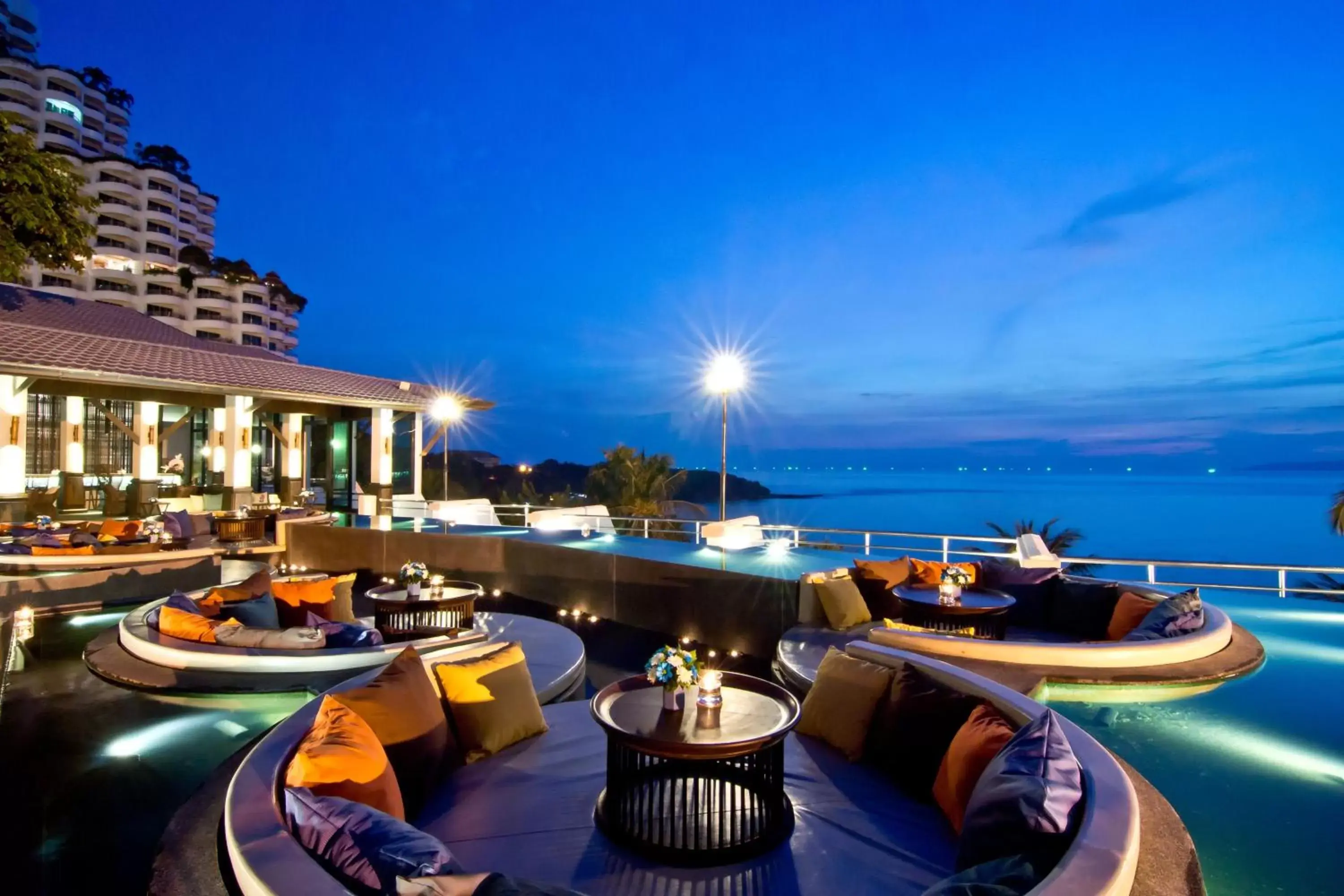 Lounge or bar in Royal Cliff Beach Hotel Pattaya