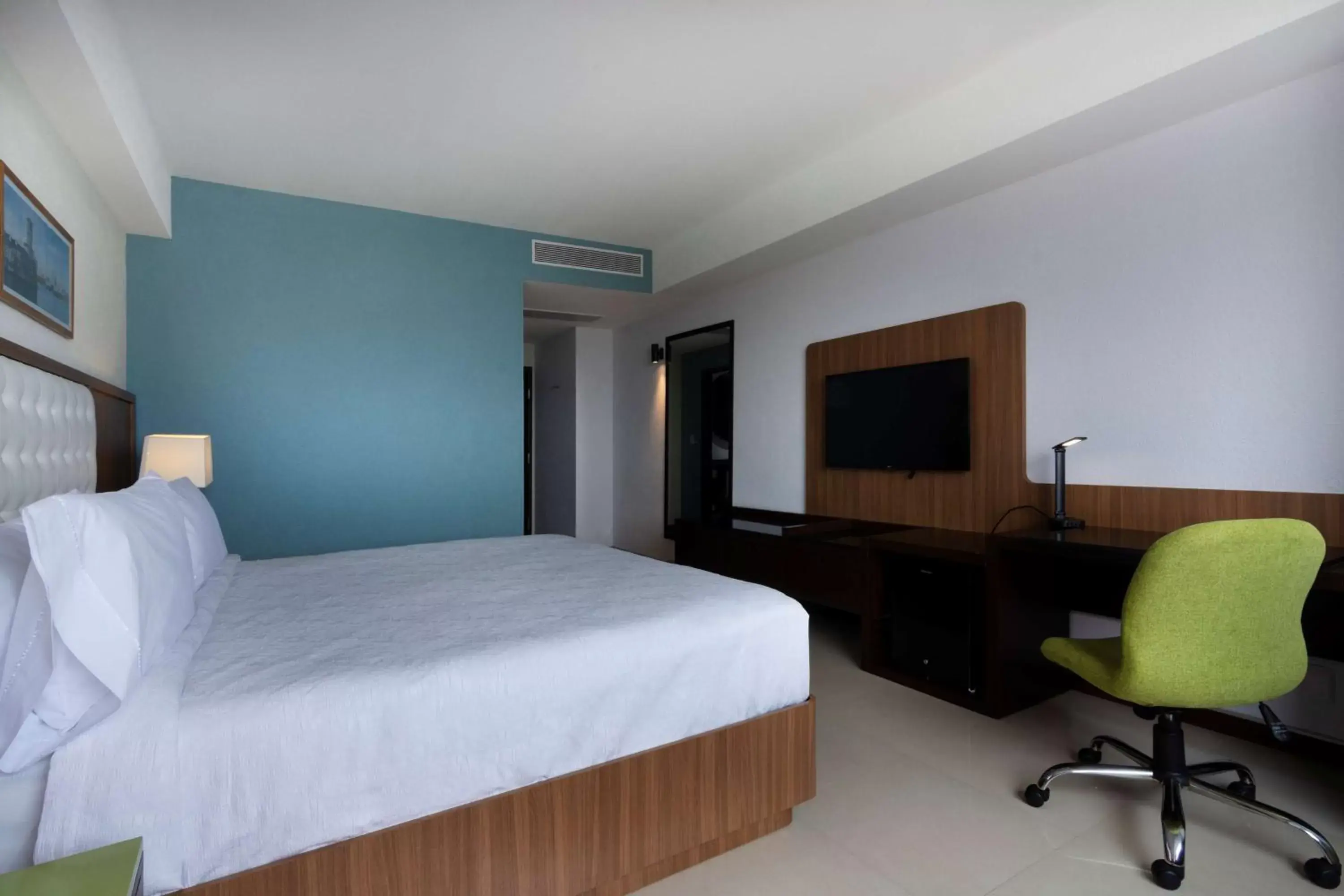 Bedroom, Bed in Hampton by Hilton Veracruz Boca Del Rio