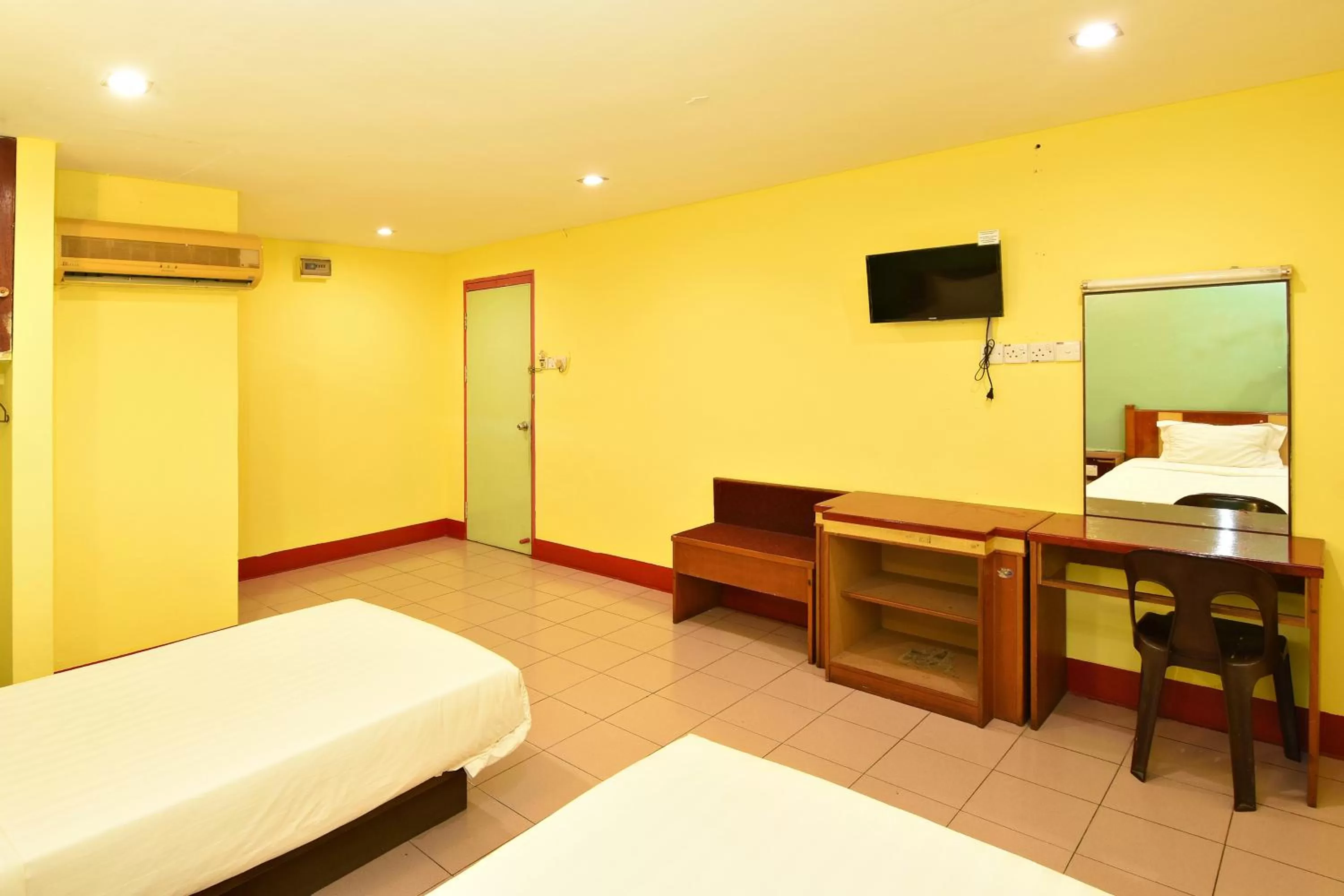 Bed, TV/Entertainment Center in Mandarin Inn by Glex