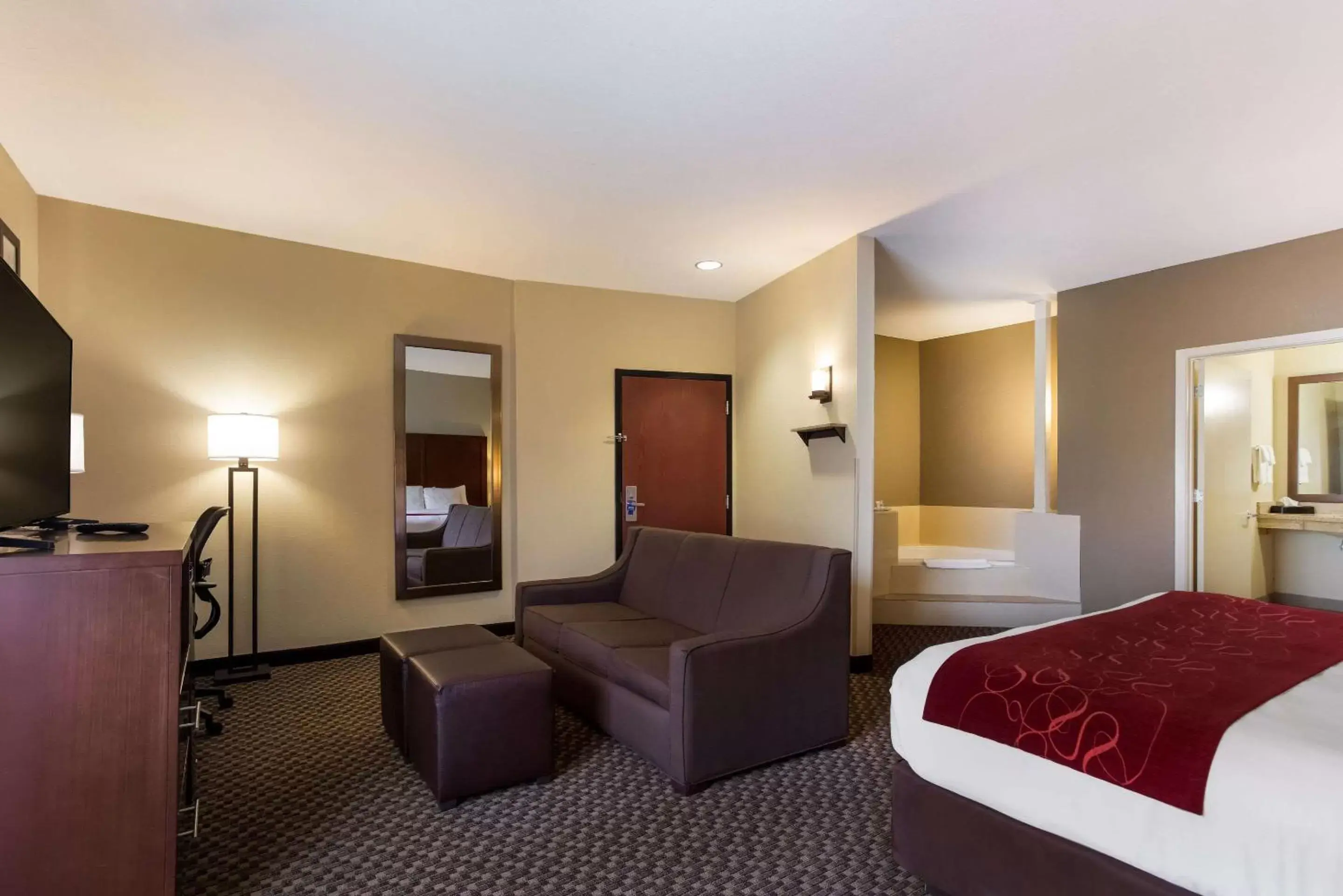 Bedroom, Seating Area in Comfort Suites North Mobile