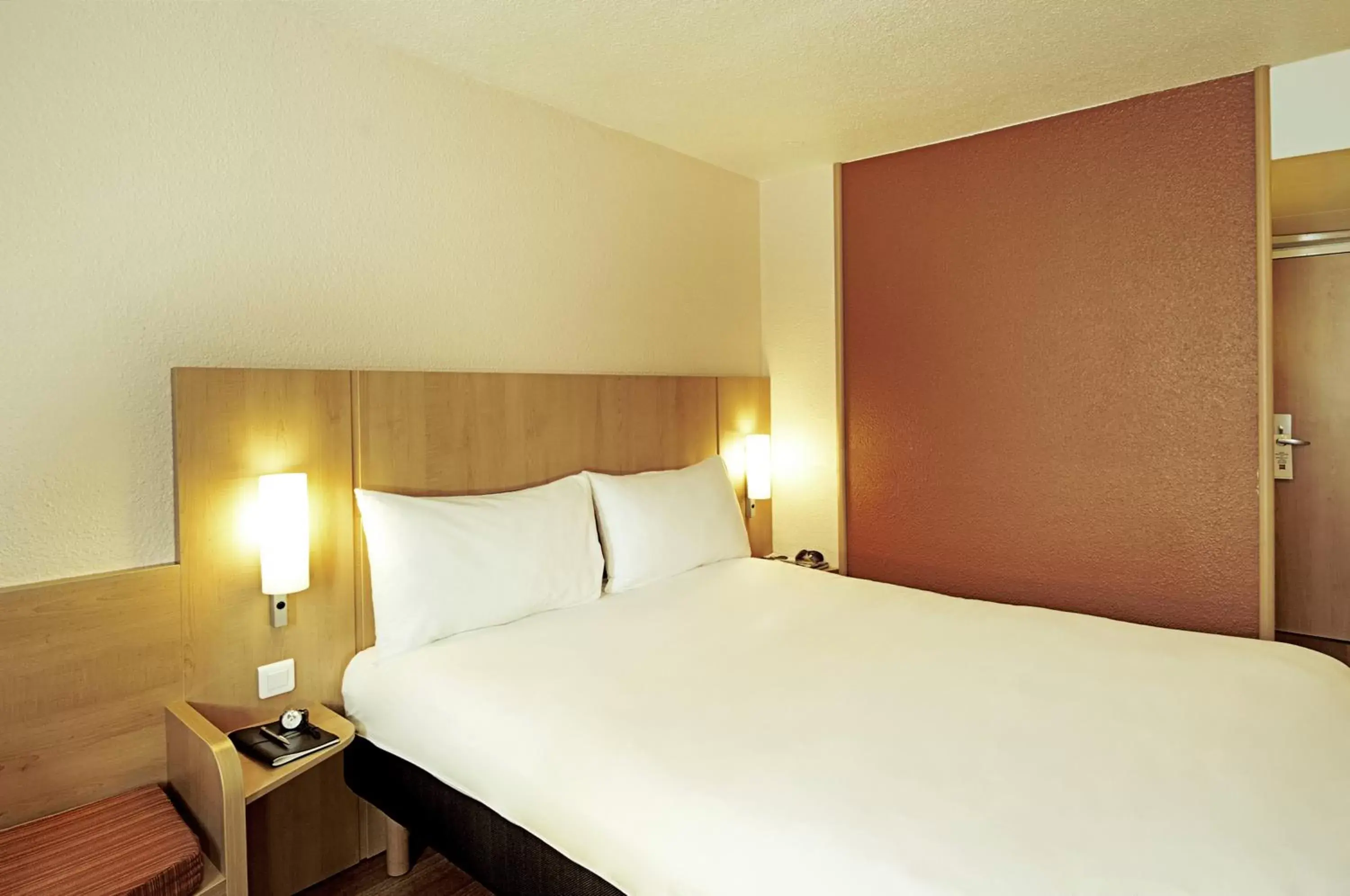 Bedroom, Bed in ibis Marseille Centre Gare Saint Charles