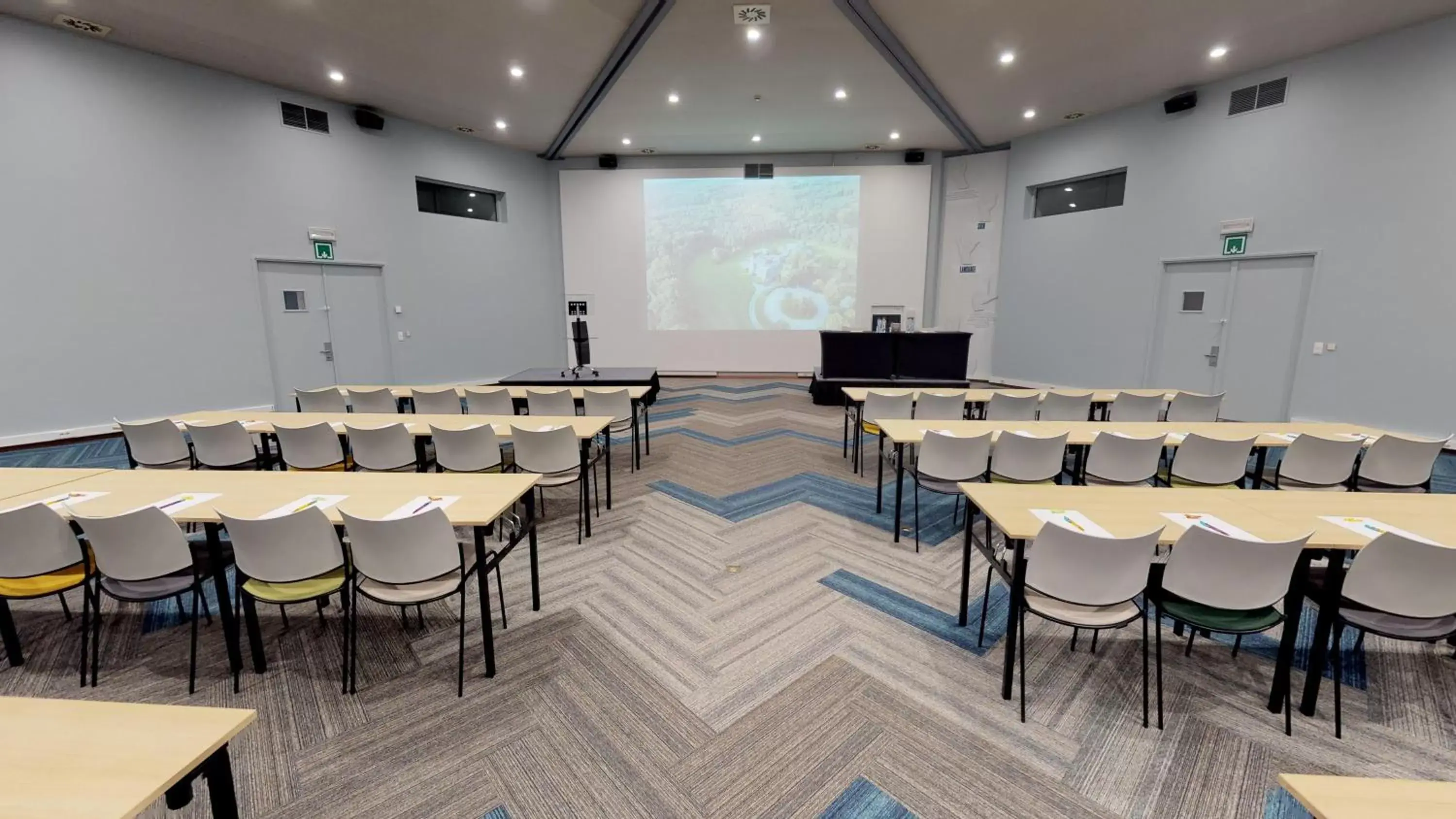 Meeting/conference room in ibis Styles Louvain-la-Neuve Hotel and Events