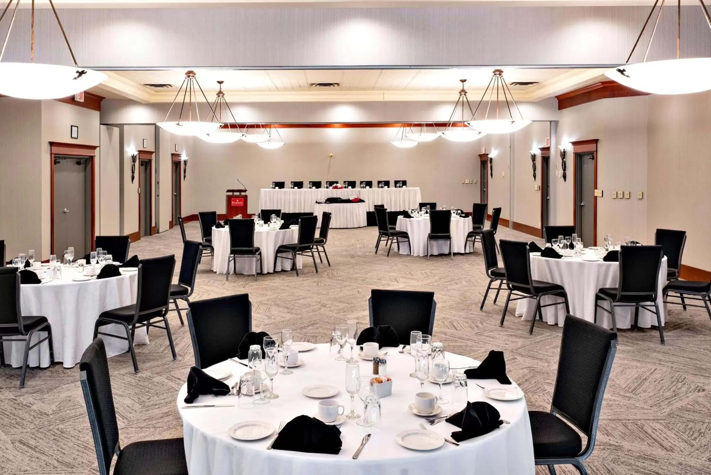 Meeting/conference room, Restaurant/Places to Eat in Ramada by Wyndham Kelowna Hotel & Conference Center