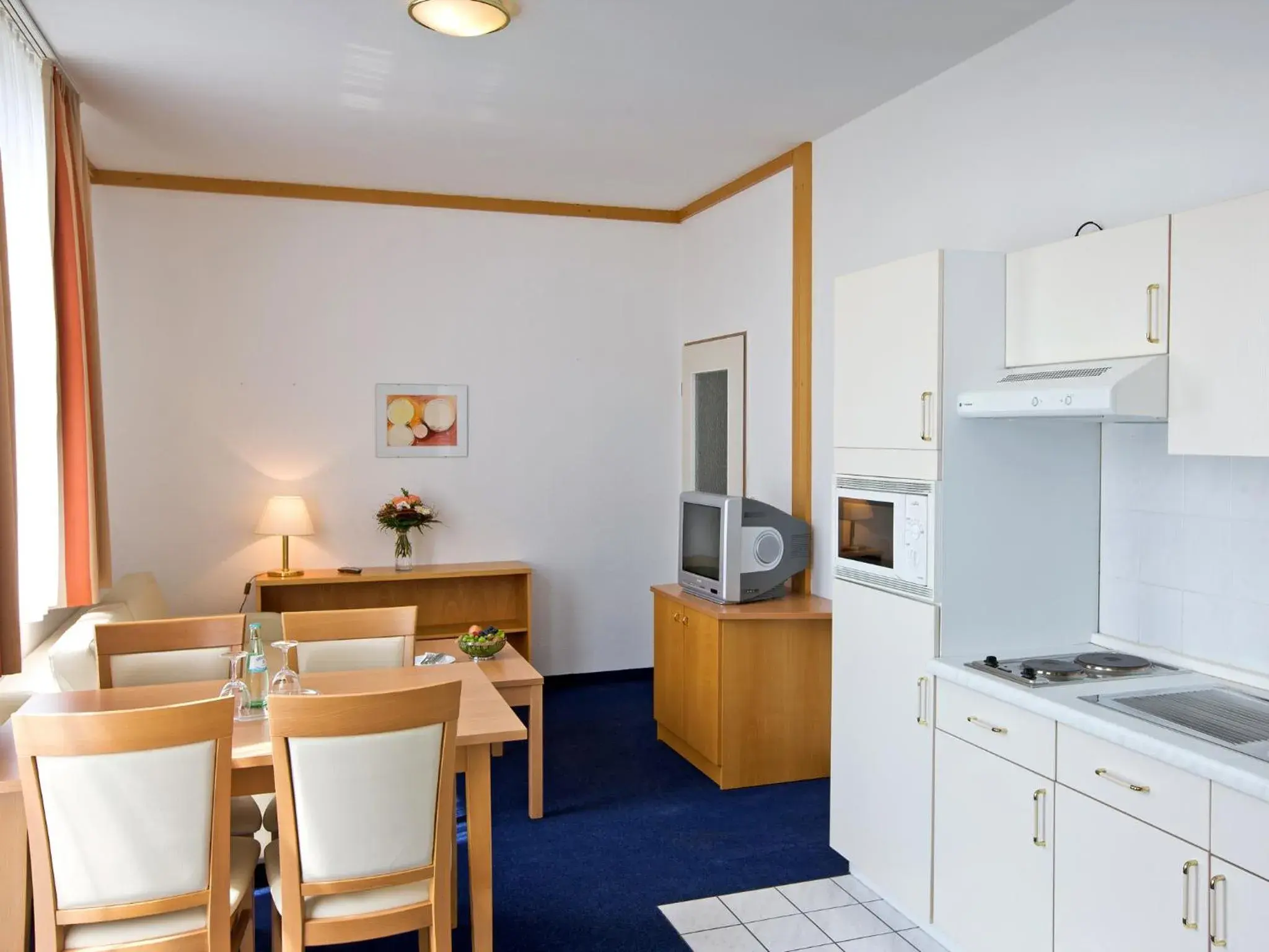 Photo of the whole room, Kitchen/Kitchenette in IBB Hotel Passau Sued