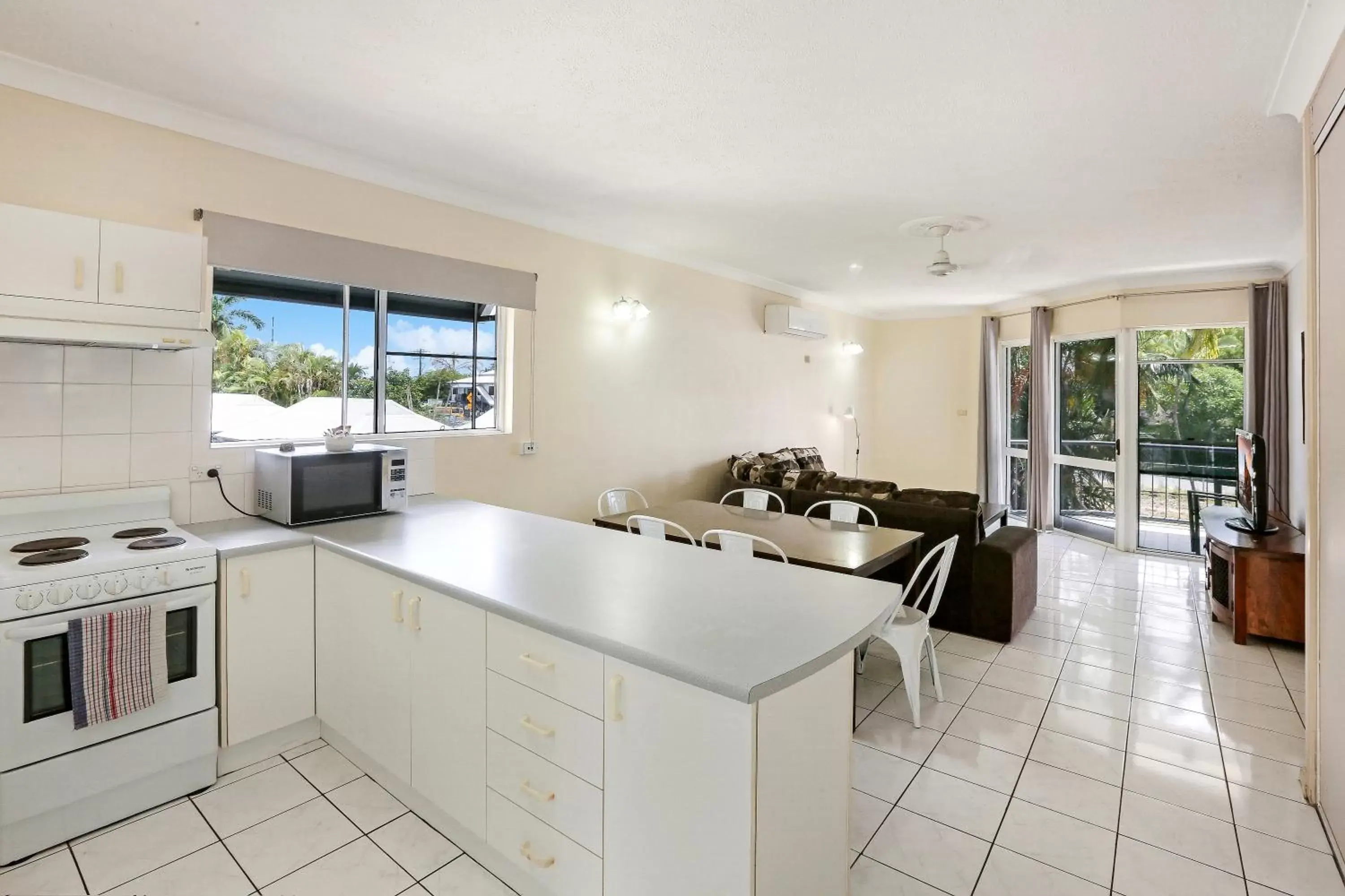 Living room, Kitchen/Kitchenette in Citysider Cairns Holiday Apartments