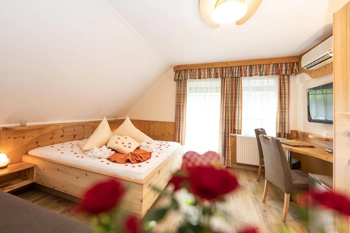 Photo of the whole room, Bed in Thermenhof PuchasPLUS Loipersdorf