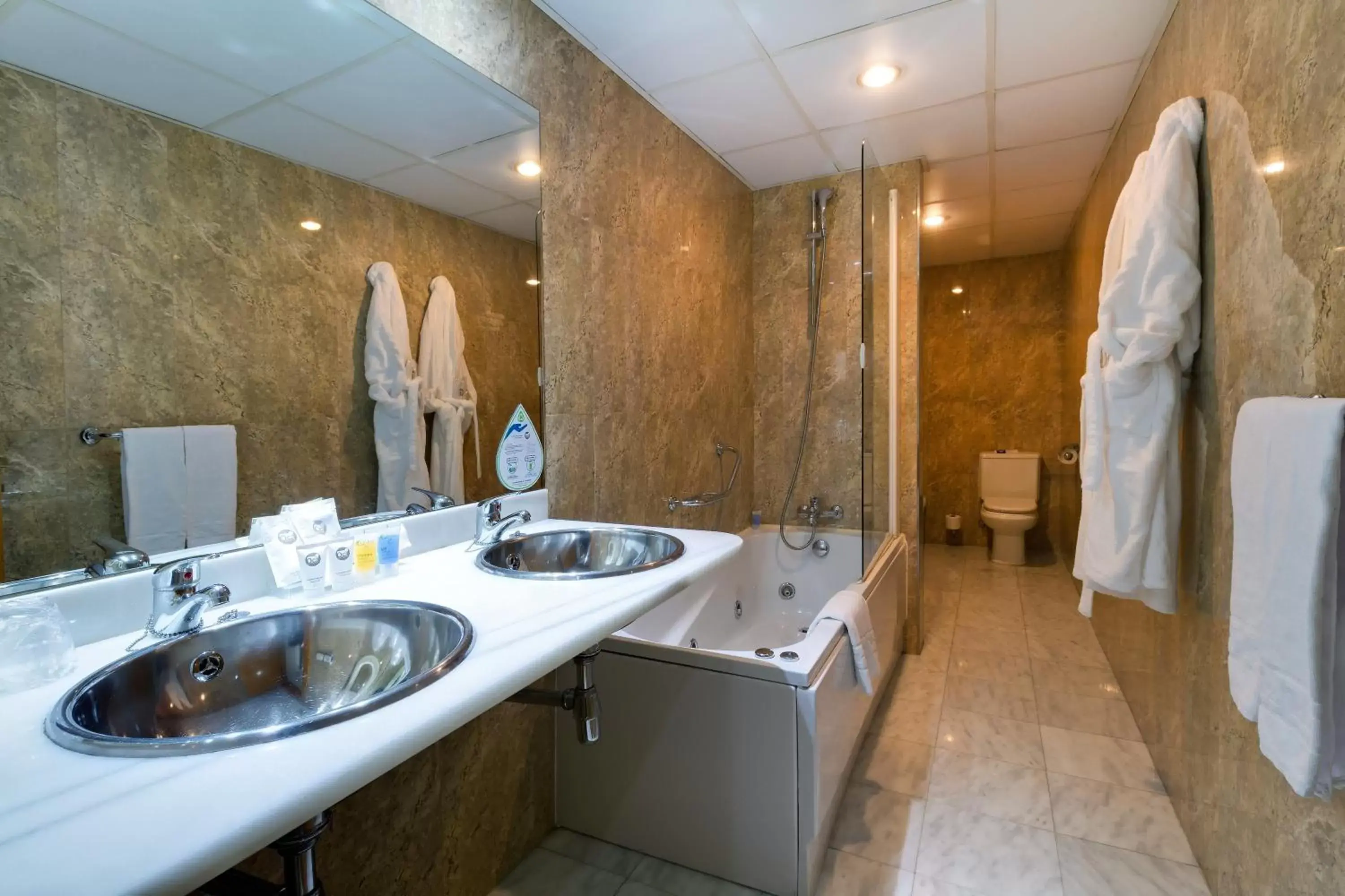 Bathroom in Oca Villa de Avilés Hotel