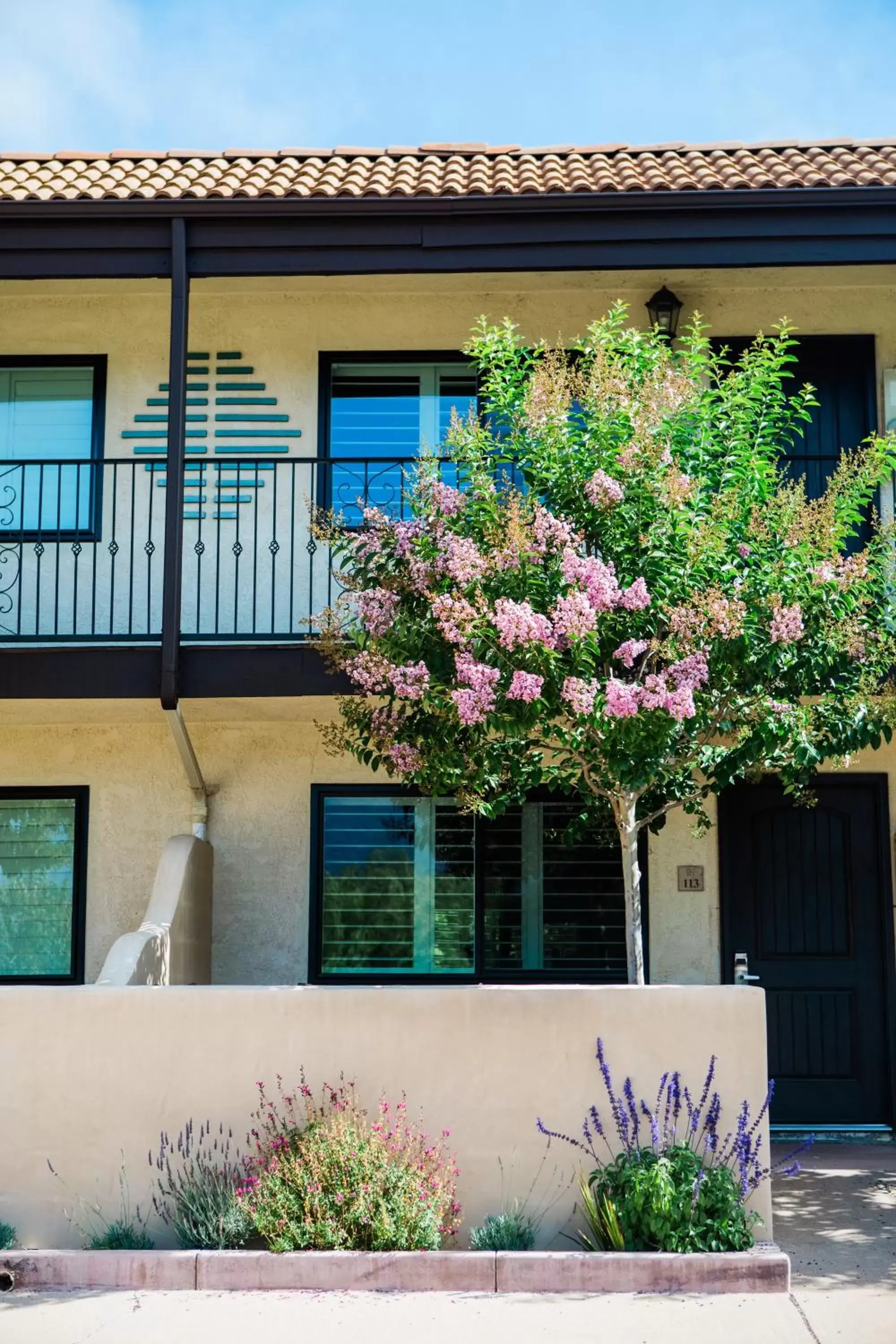 Property Building in Casa Ojai Inn