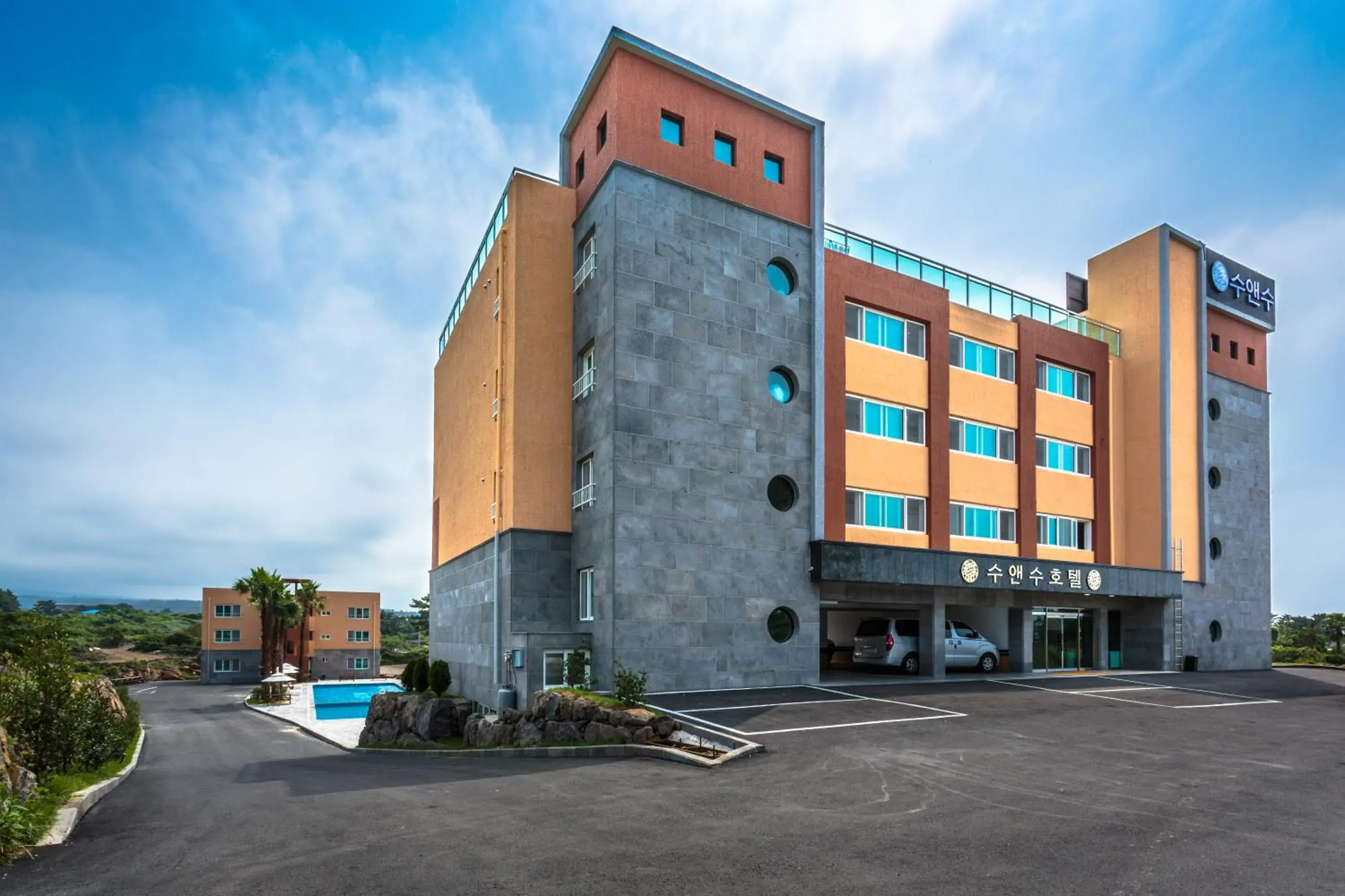 Facade/entrance, Property Building in Suandsu Hotel