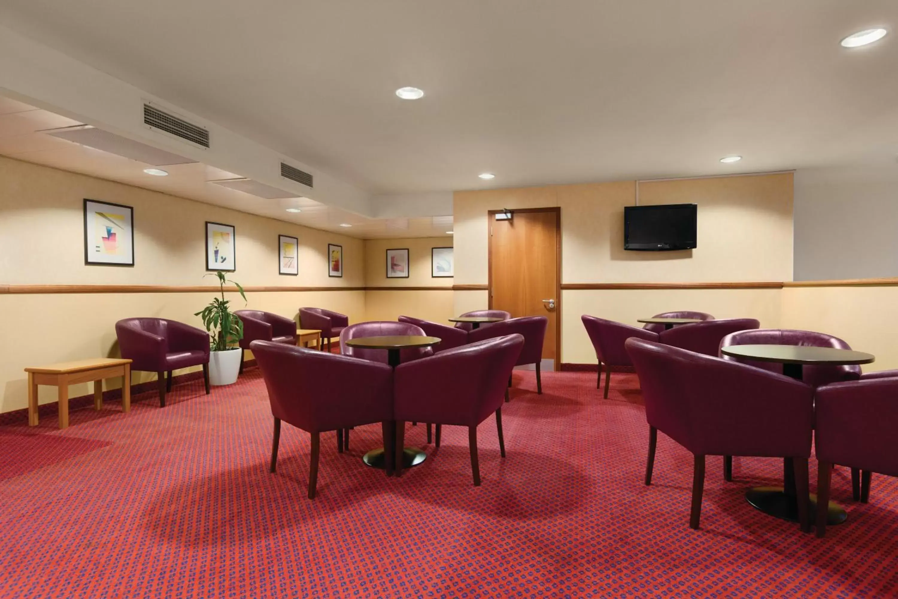 Communal lounge/ TV room in Days Inn Stevenage North