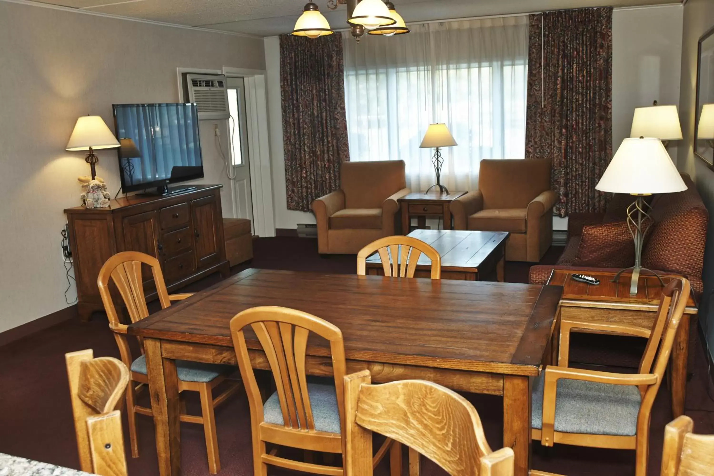Dining area, Restaurant/Places to Eat in Fireside Inn & Suites Gilford