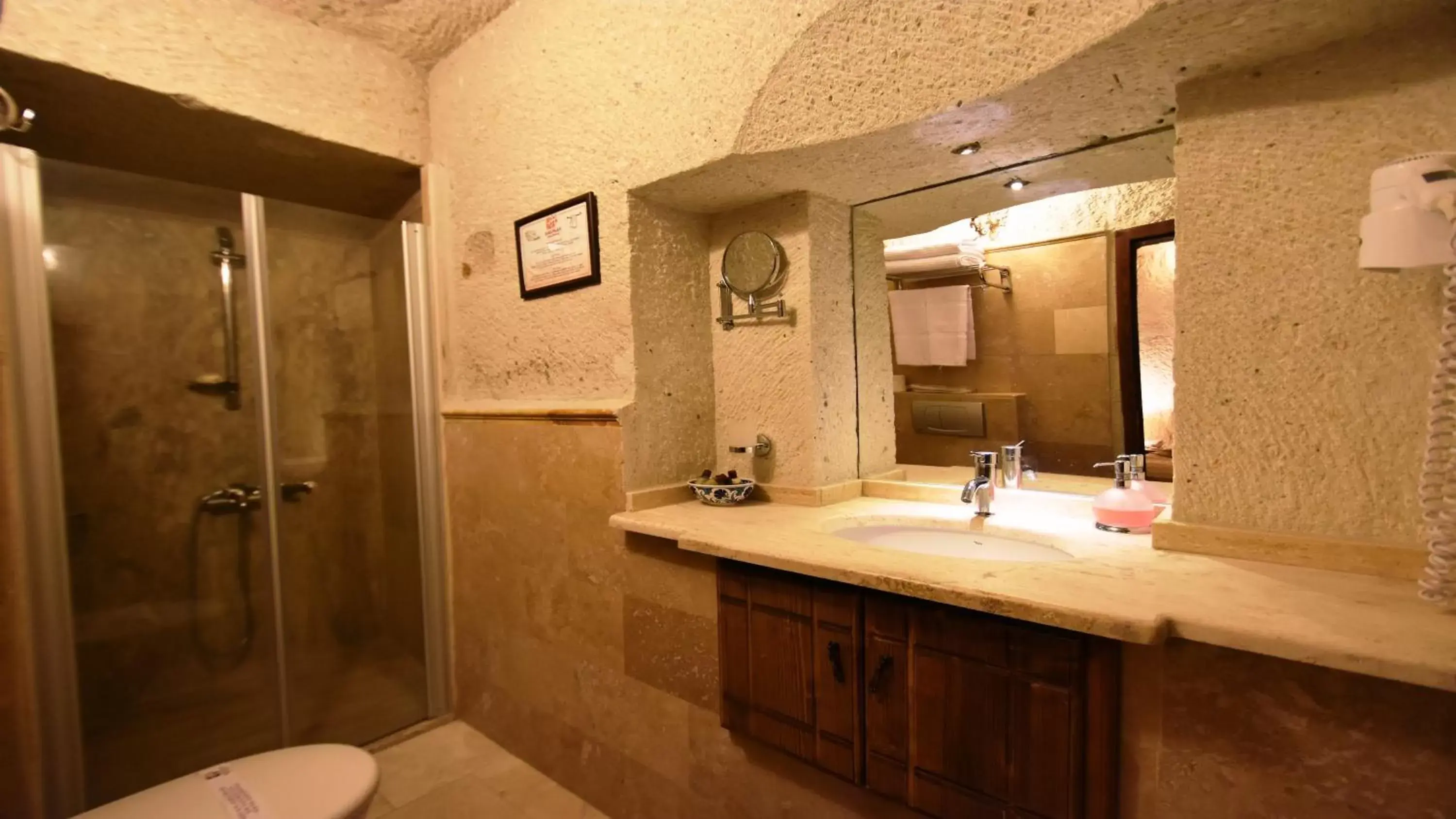 Shower, Bathroom in Harman Cave Hotel