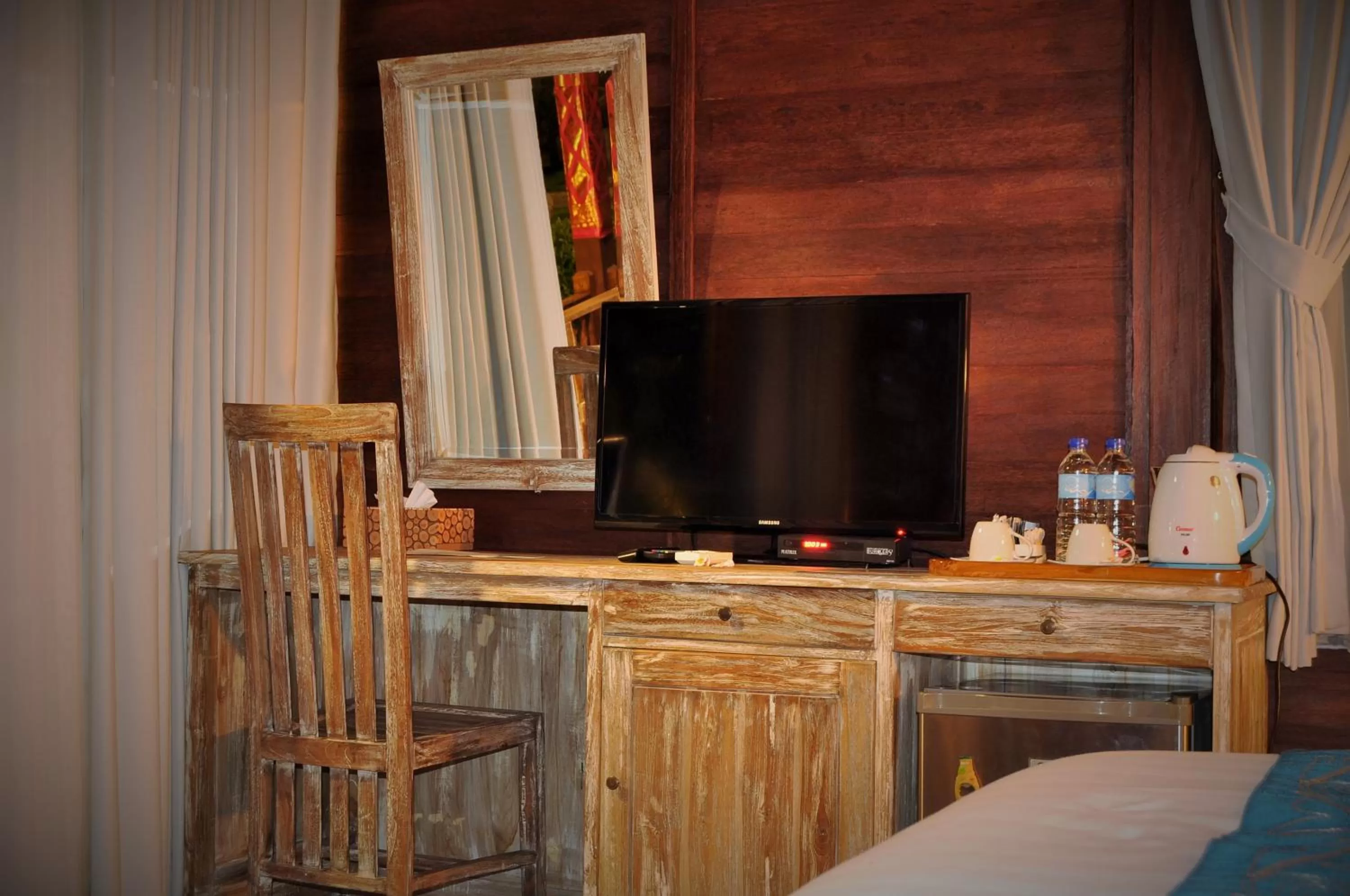 TV and multimedia, Bed in Ocean Terrace Suite And Spa Luxury