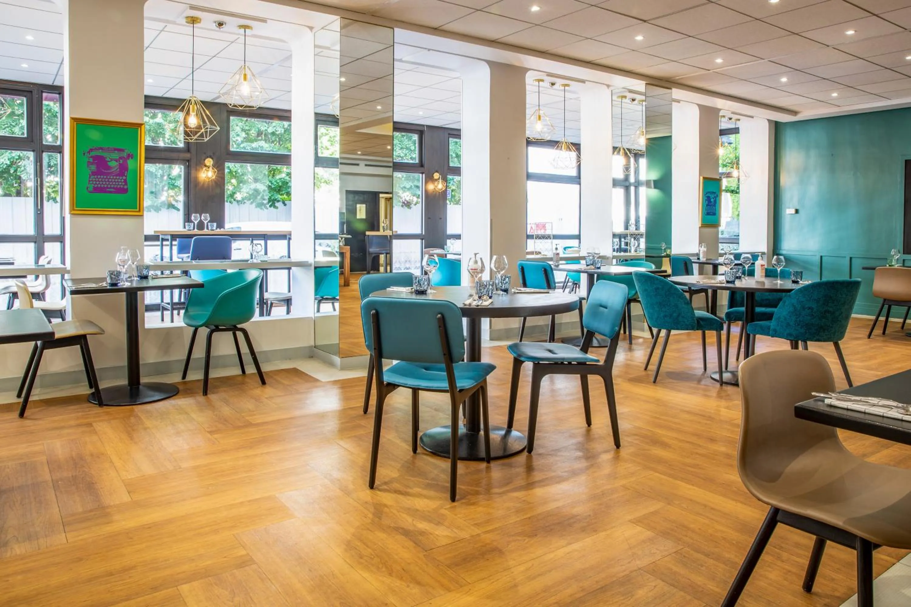 Restaurant/places to eat in Mercure Paris Porte d'Orleans
