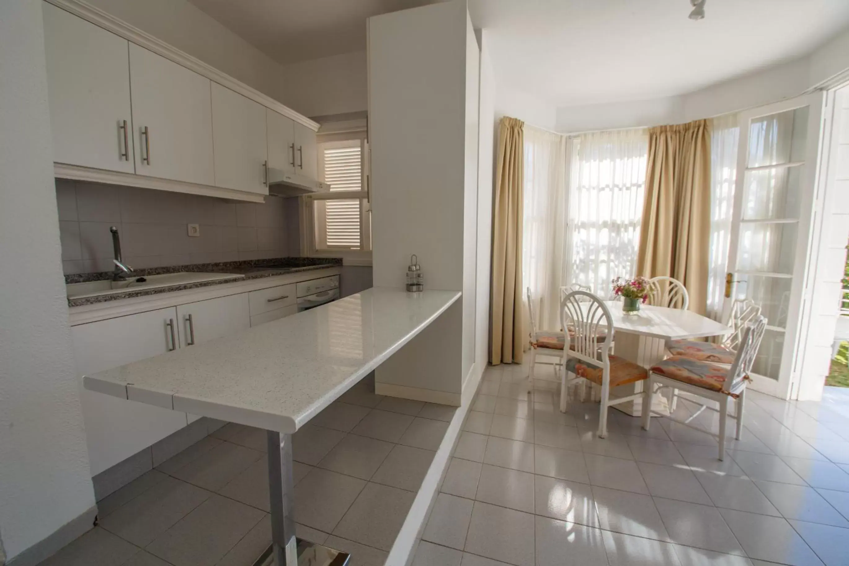 Kitchen or kitchenette, Kitchen/Kitchenette in Lagos de Fañabé Beach Resort