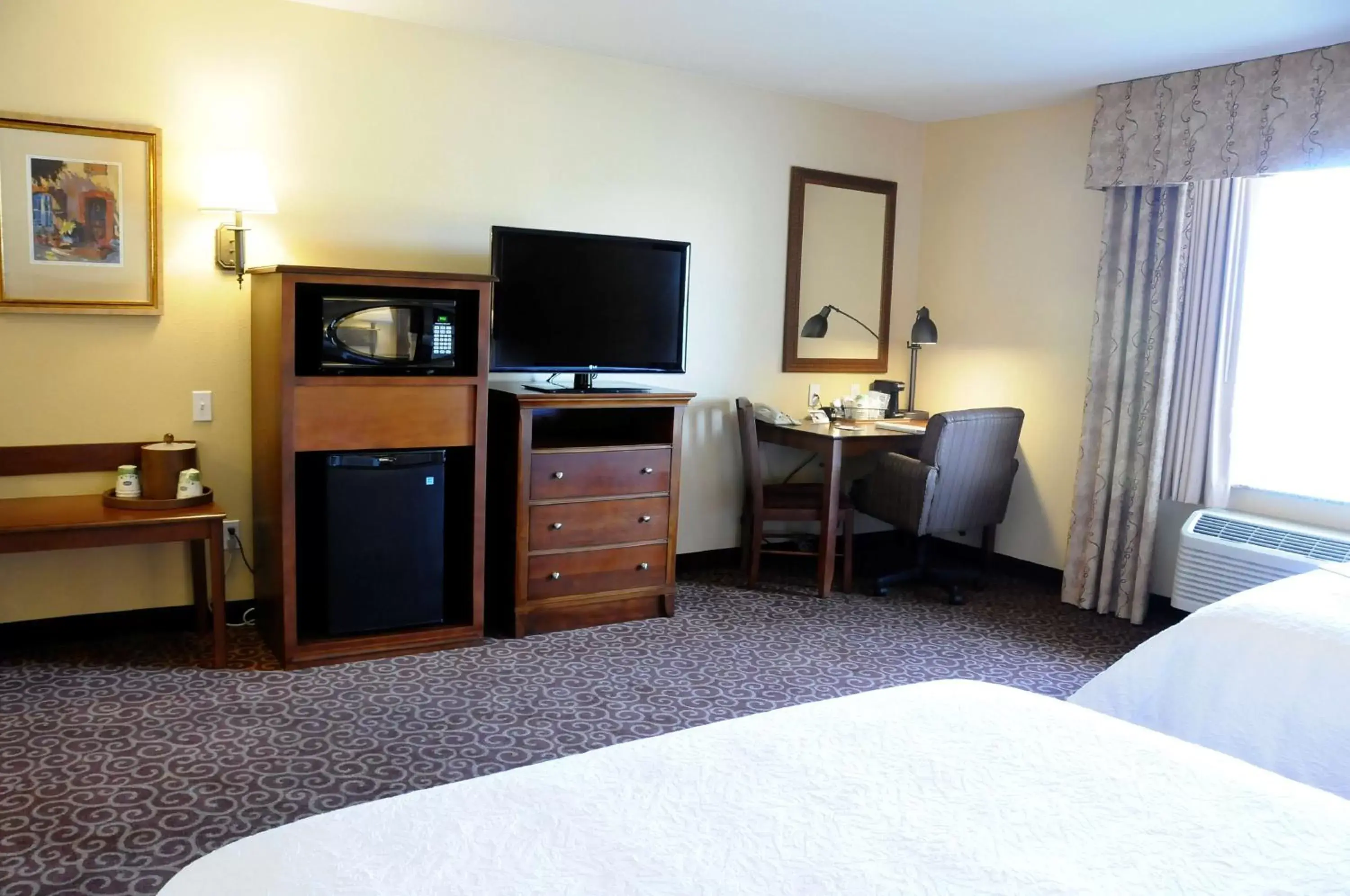 Bed, TV/Entertainment Center in Hampton Inn & Suites Red Bluff