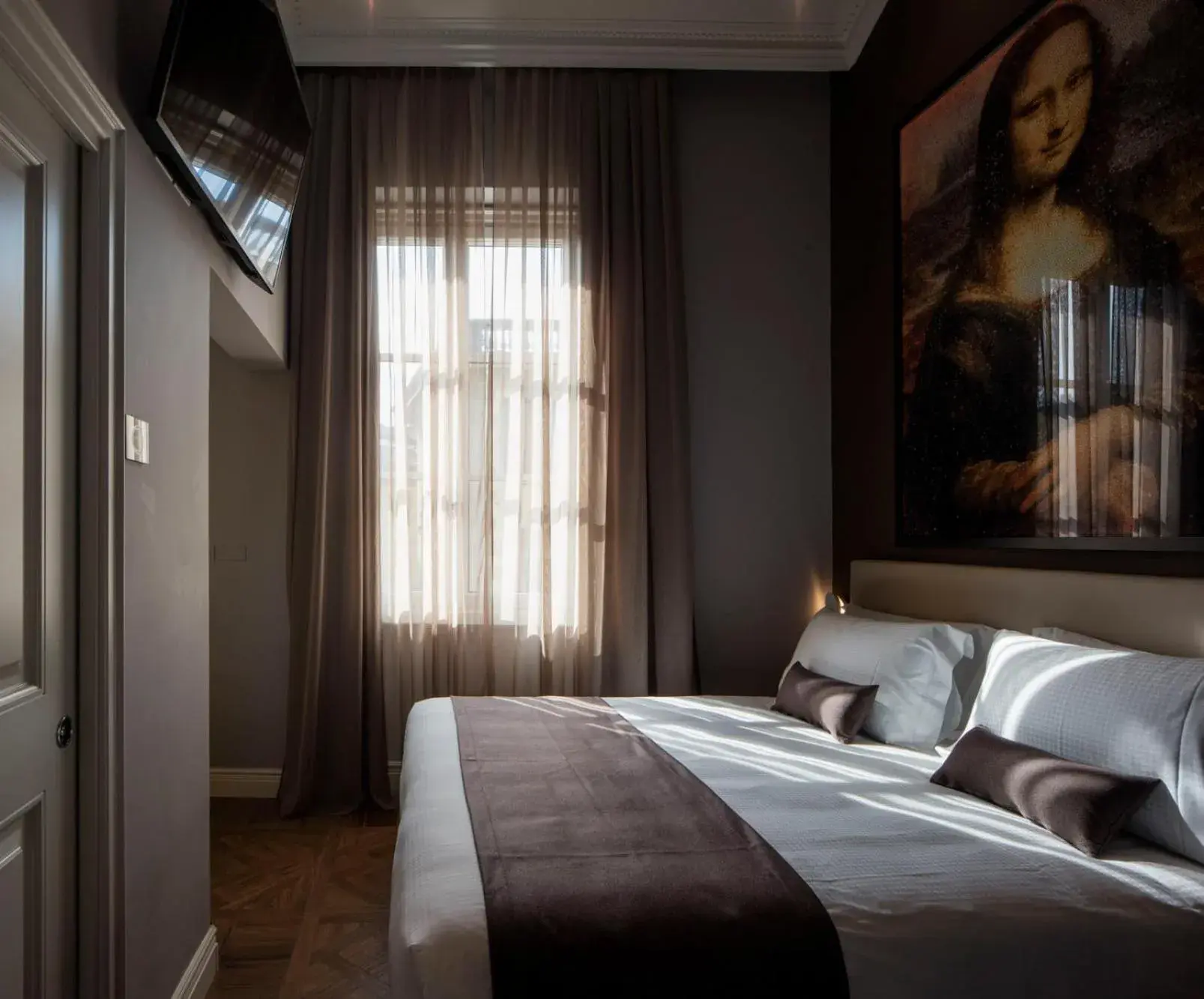 Photo of the whole room, Bed in The Frame Hotel