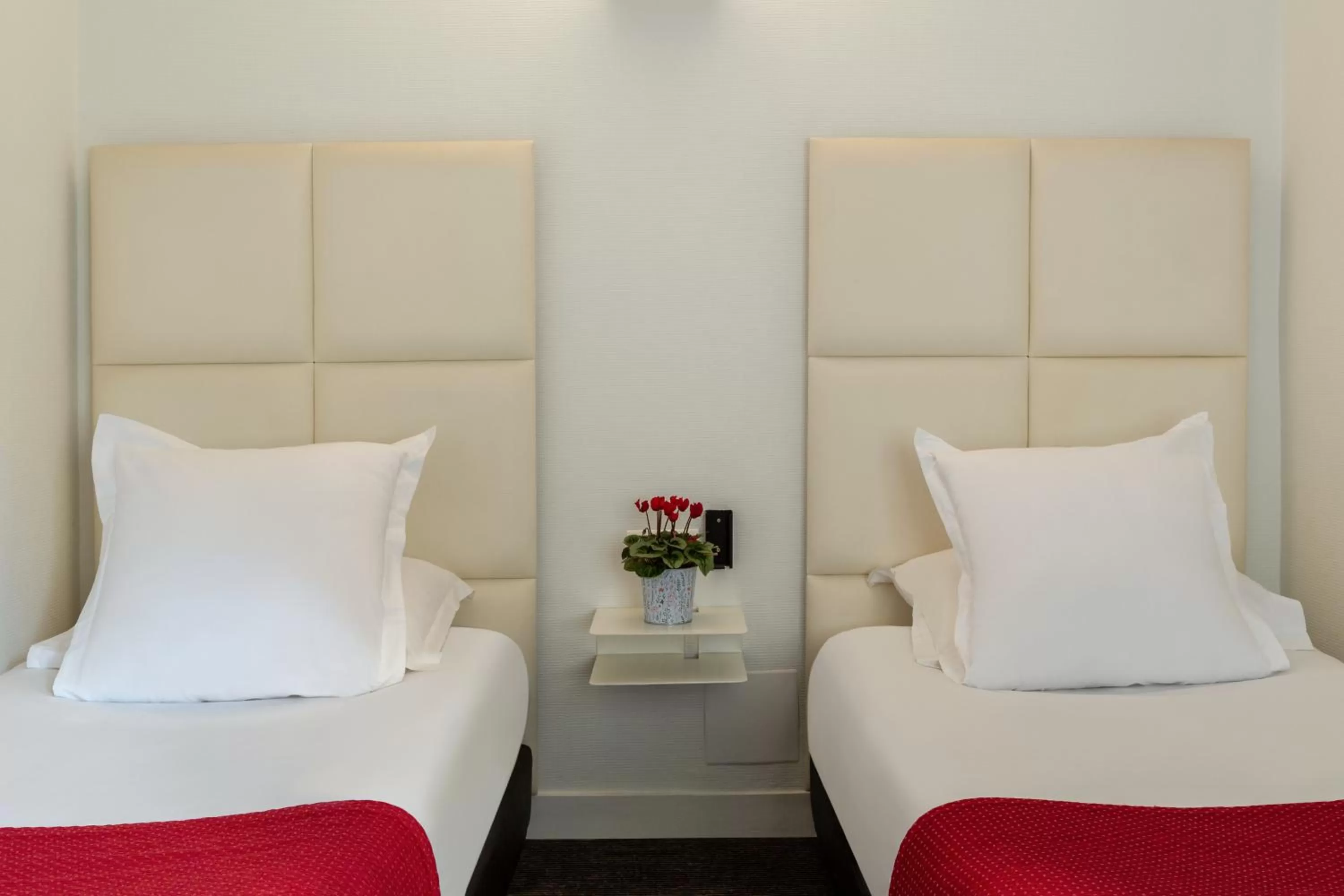 Bed in The Originals City, Hôtel Lecourbe, Paris Tour Eiffel