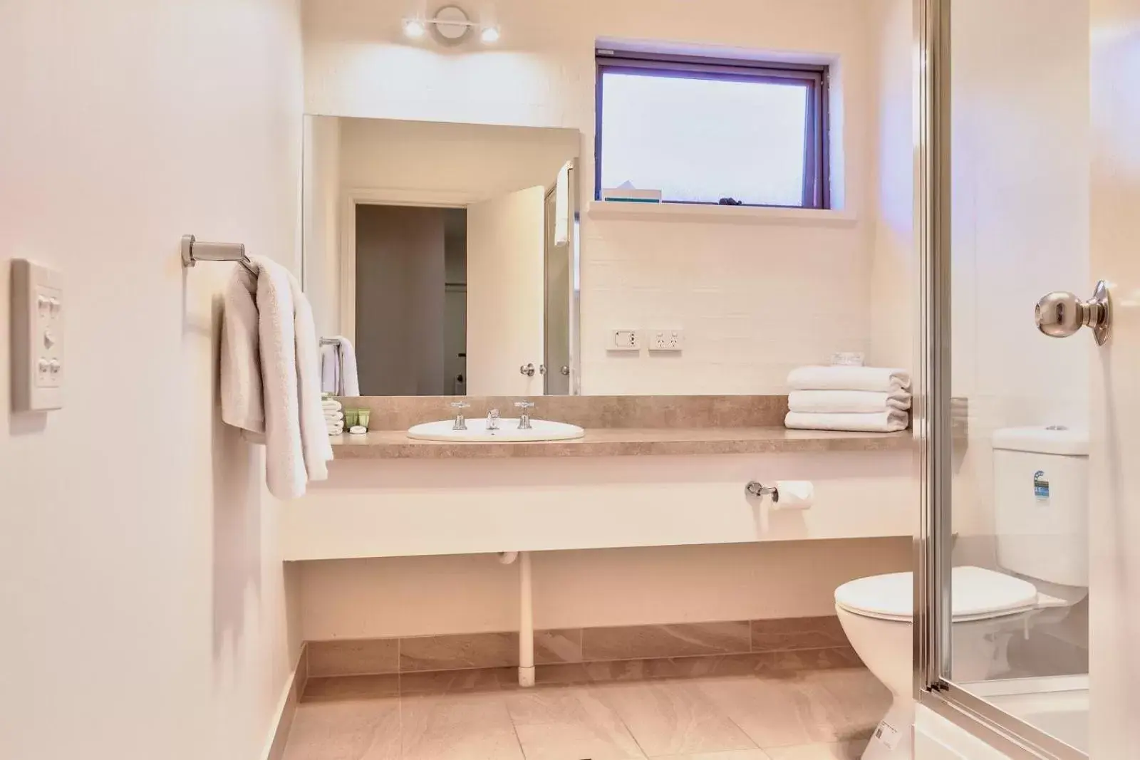 Bathroom in Blazing Stump Motel & Suites