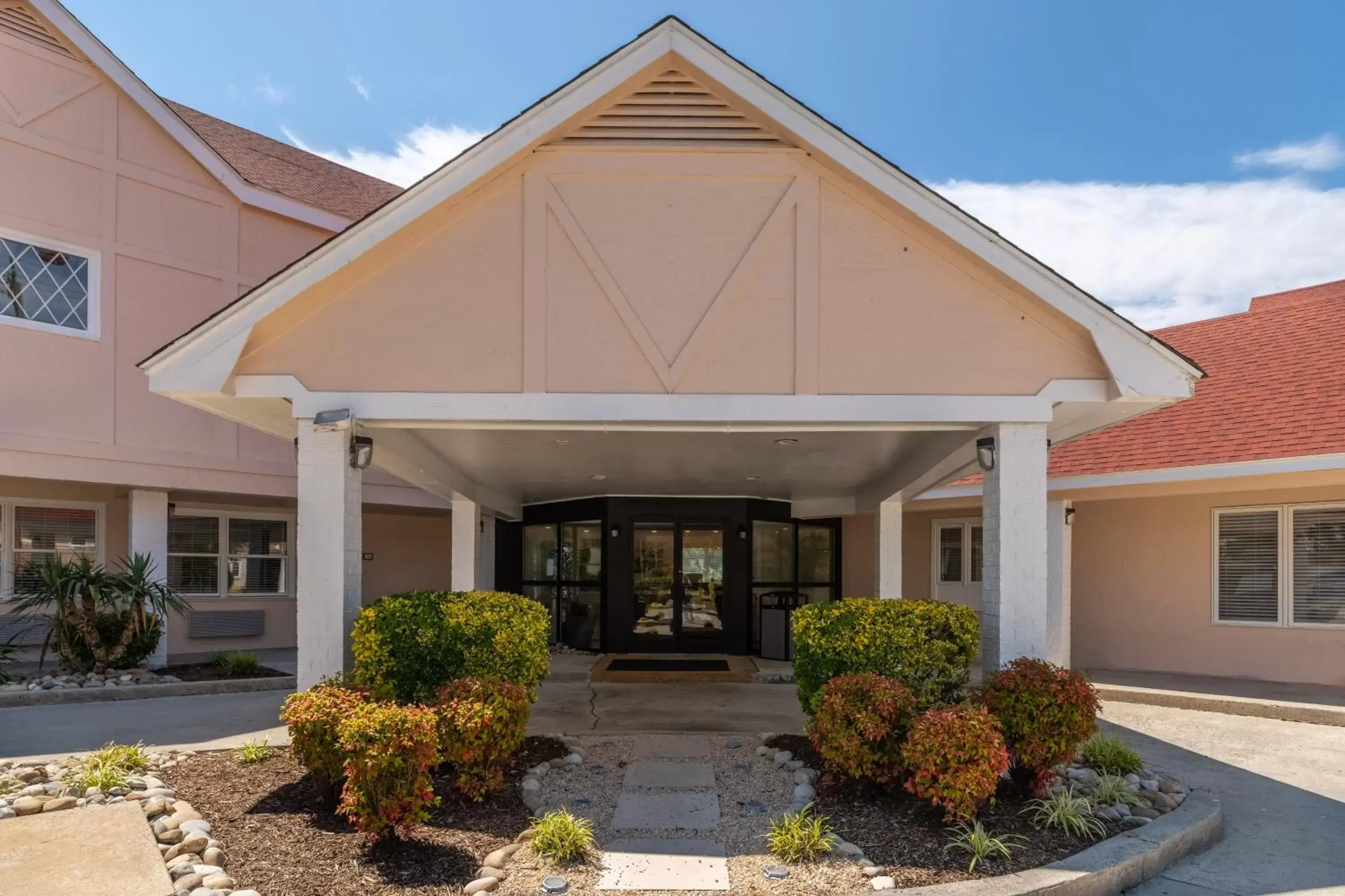 Property building in Hotel Manteo, Trademark Collection by Wyndham Property building in Hotel Manteo, Trademark Collection by Wyndham