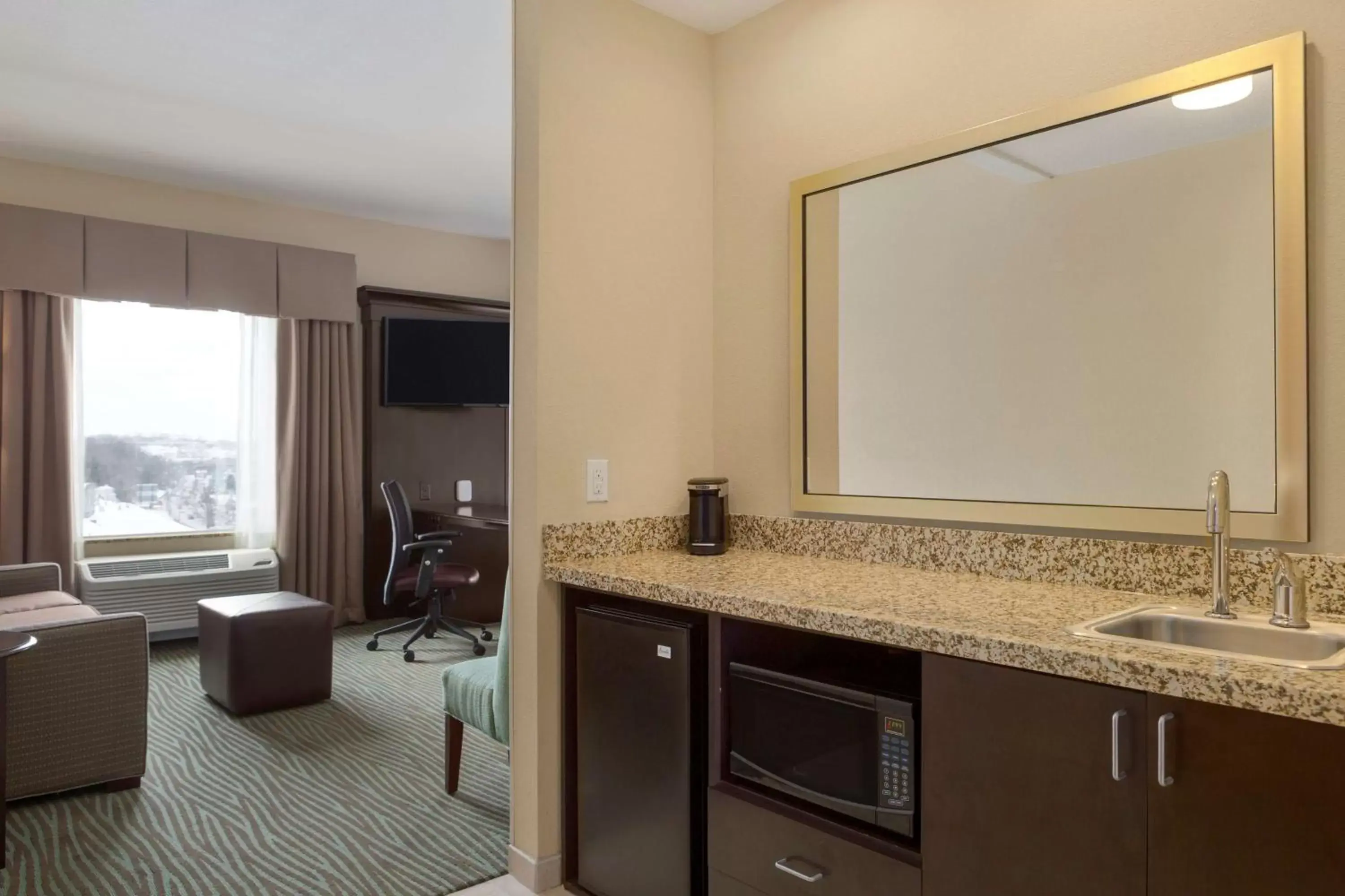 Kitchen or kitchenette, Bathroom in Hampton Inn and Suites Parkersburg Downtown