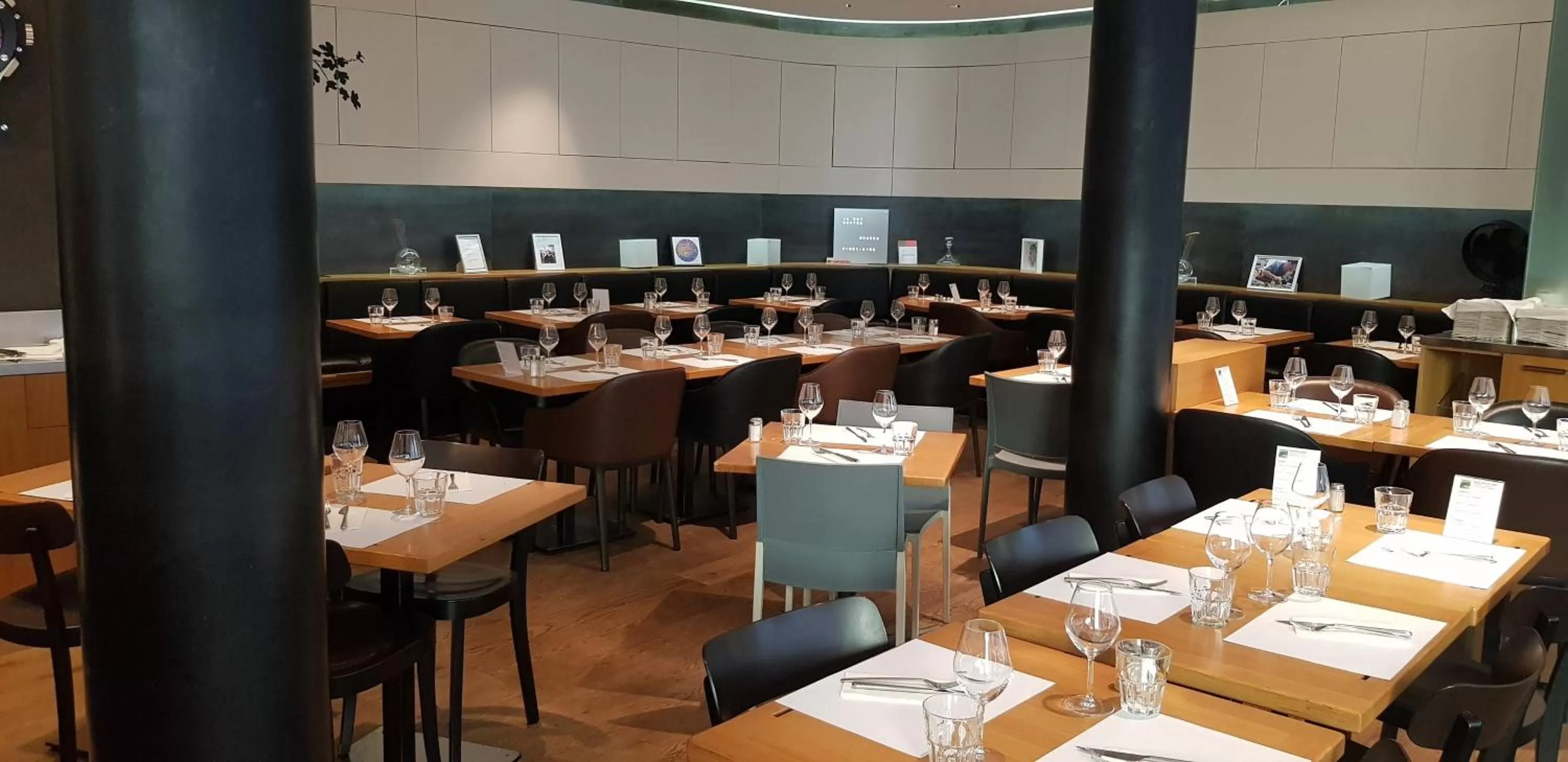 Restaurant/places to eat in Les Negociants